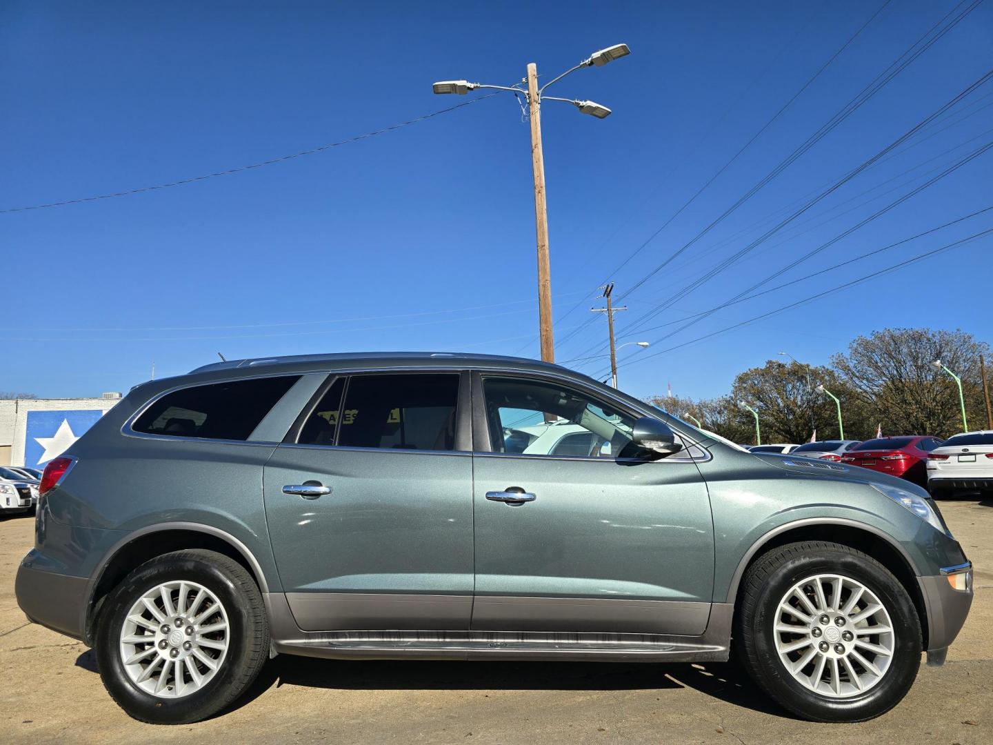 2010 GRAY Buick Enclave CXL (5GALRBED4AJ) , AUTO transmission, located at 2660 S.Garland Avenue, Garland, TX, 75041, (469) 298-3118, 32.885387, -96.656776 - Welcome to DallasAutos4Less, one of the Premier BUY HERE PAY HERE Dealers in the North Dallas Area. We specialize in financing to people with NO CREDIT or BAD CREDIT. We need proof of income, proof of residence, and a ID. Come buy your new car from us today!! This is a Super Clean 2010 BUICK ENCL - Photo#0