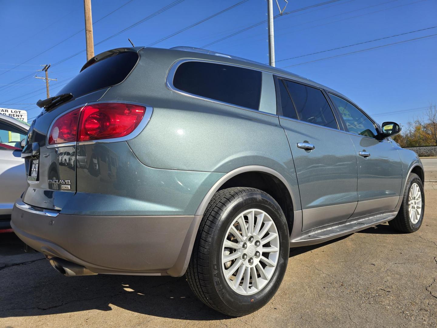 2010 GRAY Buick Enclave CXL (5GALRBED4AJ) , AUTO transmission, located at 2660 S.Garland Avenue, Garland, TX, 75041, (469) 298-3118, 32.885387, -96.656776 - Welcome to DallasAutos4Less, one of the Premier BUY HERE PAY HERE Dealers in the North Dallas Area. We specialize in financing to people with NO CREDIT or BAD CREDIT. We need proof of income, proof of residence, and a ID. Come buy your new car from us today!! This is a Super Clean 2010 BUICK ENCL - Photo#4