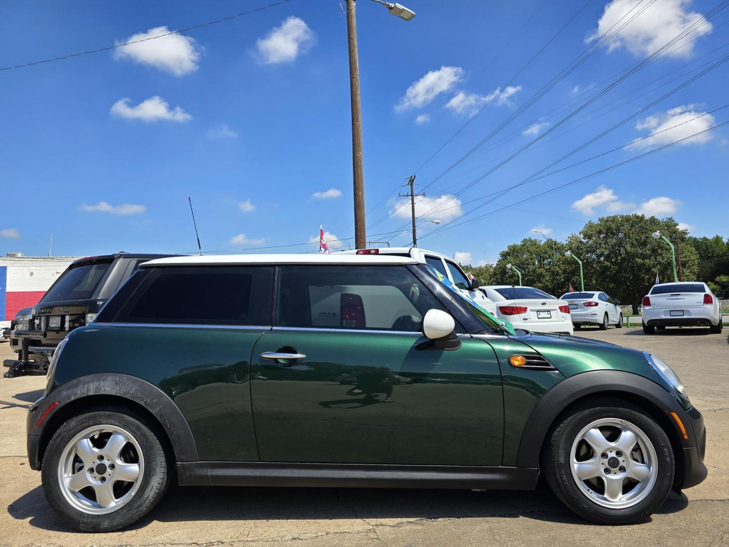 2011 Green Mini Cooper (WMWSU3C53BT) with an TURBO engine, AUTO transmission, located at 2660 S.Garland Avenue, Garland, TX, 75041, (469) 298-3118, 32.885387, -96.656776 - Photo#21