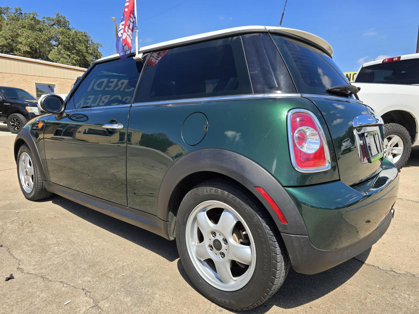 2011 Green Mini Cooper (WMWSU3C53BT) with an TURBO engine, AUTO transmission, located at 2660 S.Garland Avenue, Garland, TX, 75041, (469) 298-3118, 32.885387, -96.656776 - Photo#4