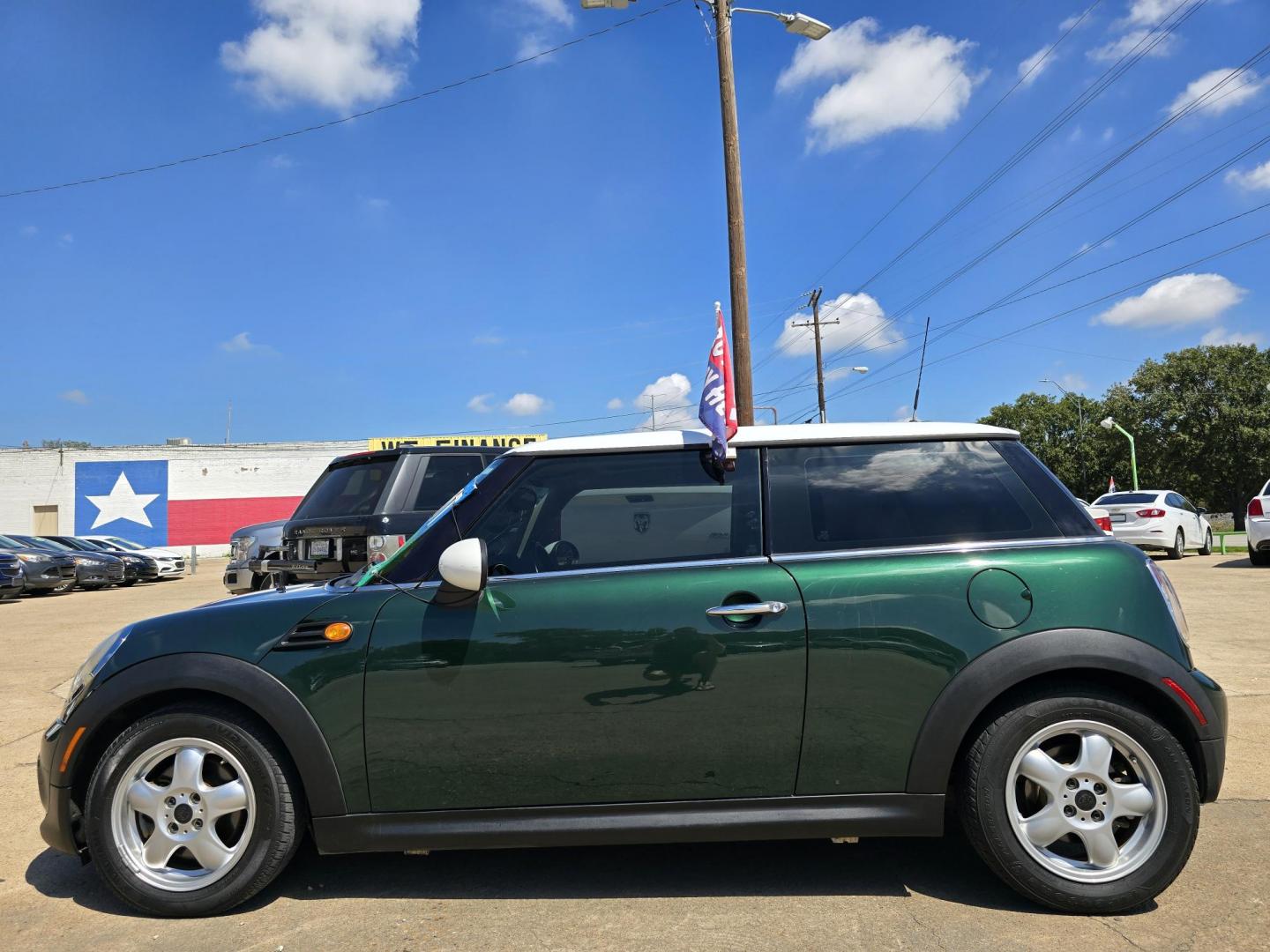 2011 Green Mini Cooper (WMWSU3C53BT) with an TURBO engine, AUTO transmission, located at 2660 S.Garland Avenue, Garland, TX, 75041, (469) 298-3118, 32.885387, -96.656776 - Photo#5