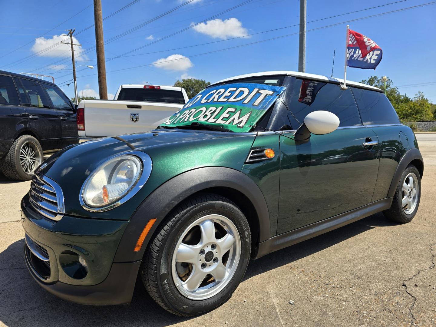 2011 Green Mini Cooper (WMWSU3C53BT) with an TURBO engine, AUTO transmission, located at 2660 S.Garland Avenue, Garland, TX, 75041, (469) 298-3118, 32.885387, -96.656776 - Photo#6