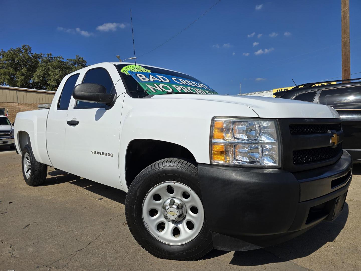 2013 WHITE Chevrolet Silverado 1500 LS (1GCRCPEA2DZ) with an 4.8L V8 OHV 16V engine, AUTO transmission, located at 2660 S.Garland Avenue, Garland, TX, 75041, (469) 298-3118, 32.885387, -96.656776 - Photo#0