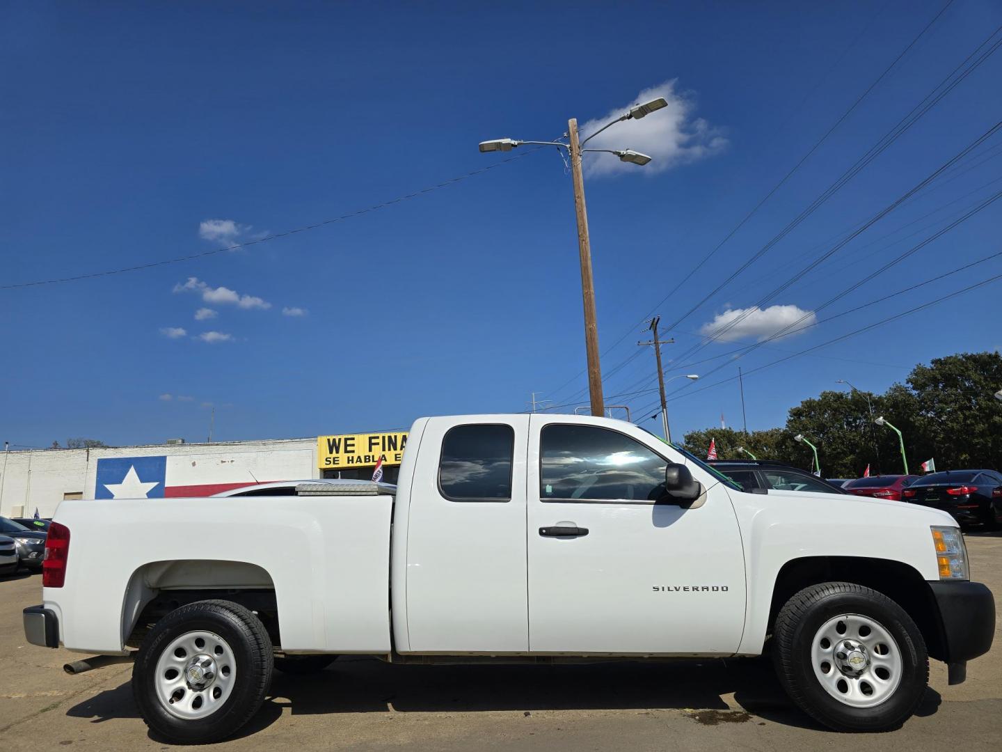 2013 WHITE Chevrolet Silverado 1500 LS (1GCRCPEA2DZ) with an 4.8L V8 OHV 16V engine, AUTO transmission, located at 2660 S.Garland Avenue, Garland, TX, 75041, (469) 298-3118, 32.885387, -96.656776 - Photo#2