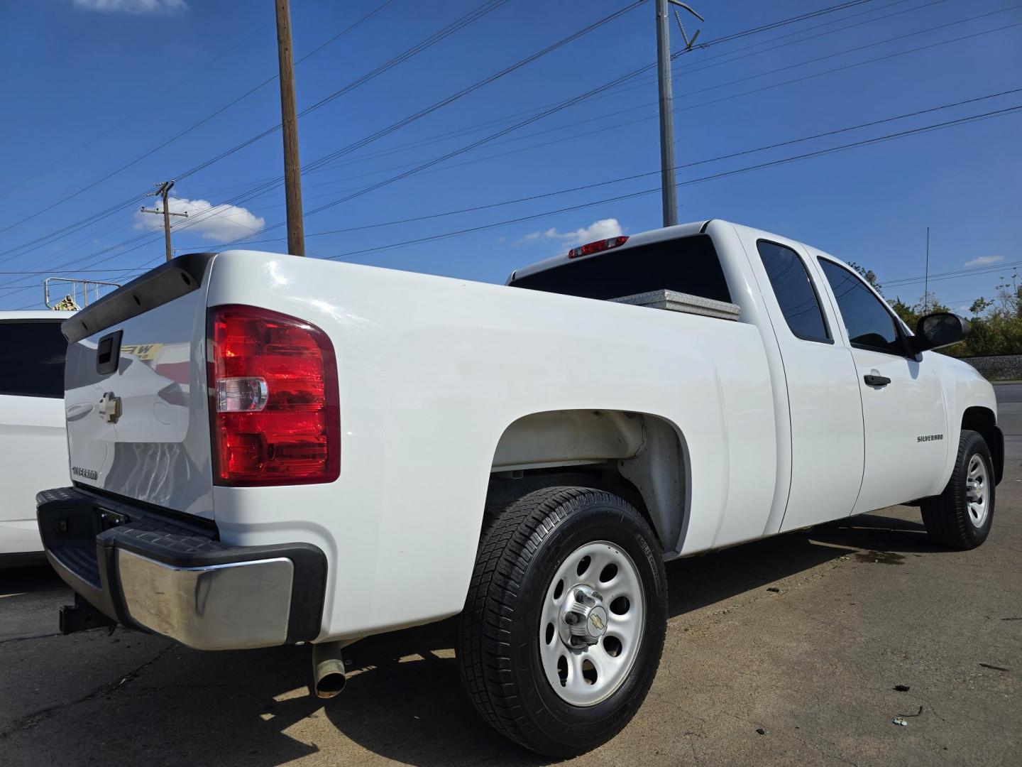 2013 WHITE Chevrolet Silverado 1500 LS (1GCRCPEA2DZ) with an 4.8L V8 OHV 16V engine, AUTO transmission, located at 2660 S.Garland Avenue, Garland, TX, 75041, (469) 298-3118, 32.885387, -96.656776 - Photo#3