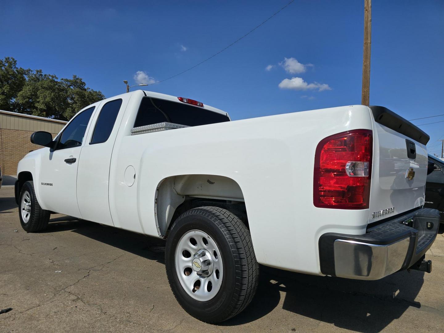 2013 WHITE Chevrolet Silverado 1500 LS (1GCRCPEA2DZ) with an 4.8L V8 OHV 16V engine, AUTO transmission, located at 2660 S.Garland Avenue, Garland, TX, 75041, (469) 298-3118, 32.885387, -96.656776 - Photo#6