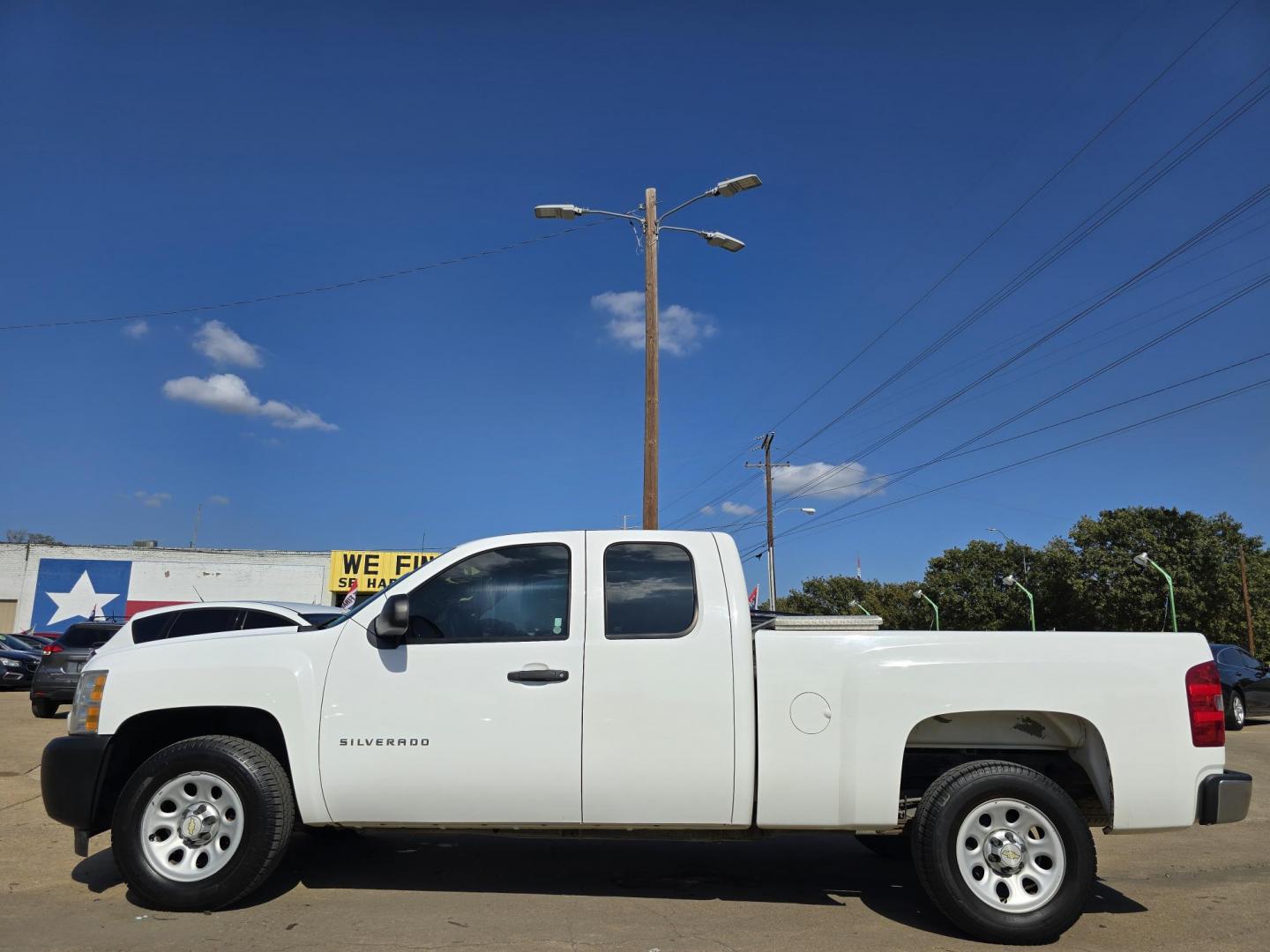 2013 WHITE Chevrolet Silverado 1500 LS (1GCRCPEA2DZ) with an 4.8L V8 OHV 16V engine, AUTO transmission, located at 2660 S.Garland Avenue, Garland, TX, 75041, (469) 298-3118, 32.885387, -96.656776 - Photo#7