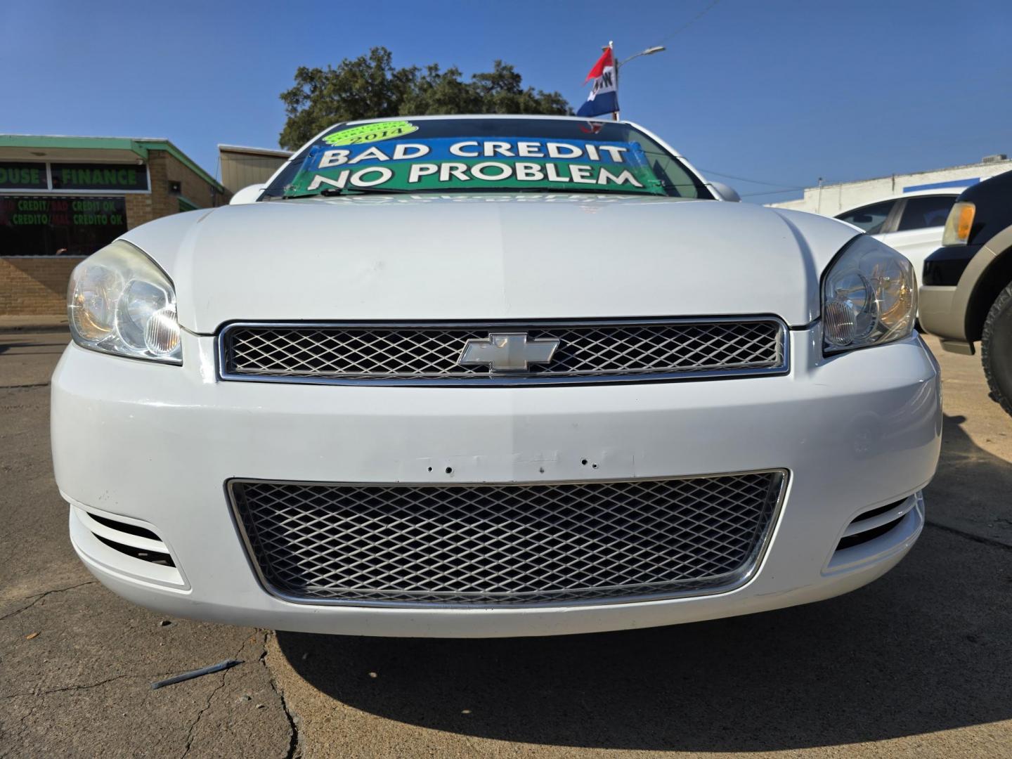 2014 WHITE Chevrolet Impala LT (2G1WB5E36E1) with an 3.6L V6 DOHC 16V FFV engine, 6-Speed Automatic transmission, located at 2660 S.Garland Avenue, Garland, TX, 75041, (469) 298-3118, 32.885387, -96.656776 - Photo#9