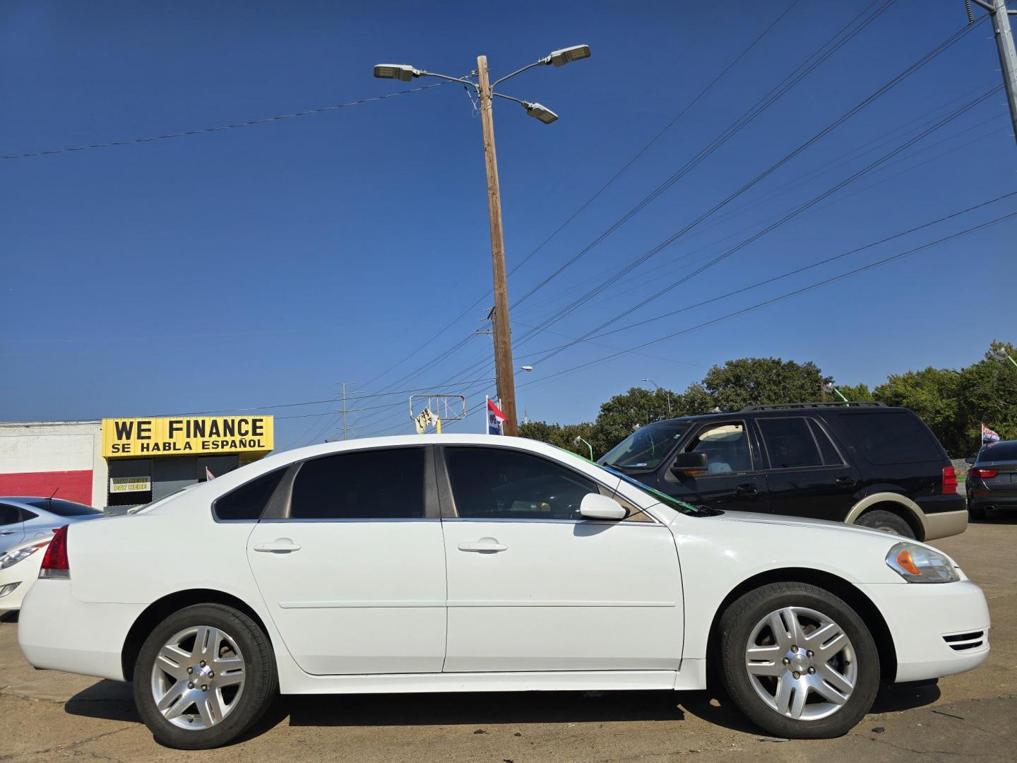 2014 WHITE Chevrolet Impala LT (2G1WB5E36E1) with an 3.6L V6 DOHC 16V FFV engine, 6-Speed Automatic transmission, located at 2660 S.Garland Avenue, Garland, TX, 75041, (469) 298-3118, 32.885387, -96.656776 - Photo#2