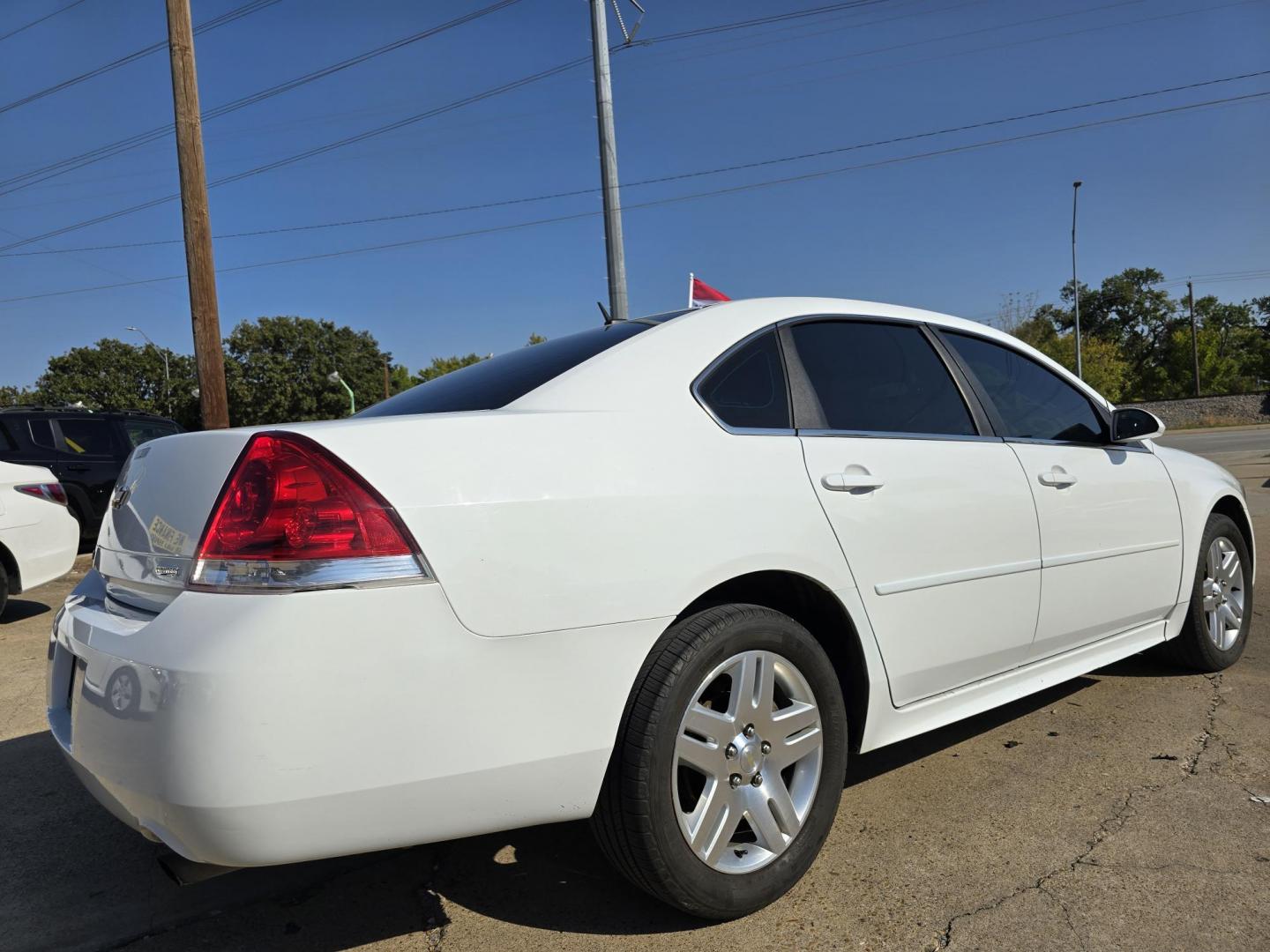 2014 WHITE Chevrolet Impala LT (2G1WB5E36E1) with an 3.6L V6 DOHC 16V FFV engine, 6-Speed Automatic transmission, located at 2660 S.Garland Avenue, Garland, TX, 75041, (469) 298-3118, 32.885387, -96.656776 - Photo#3