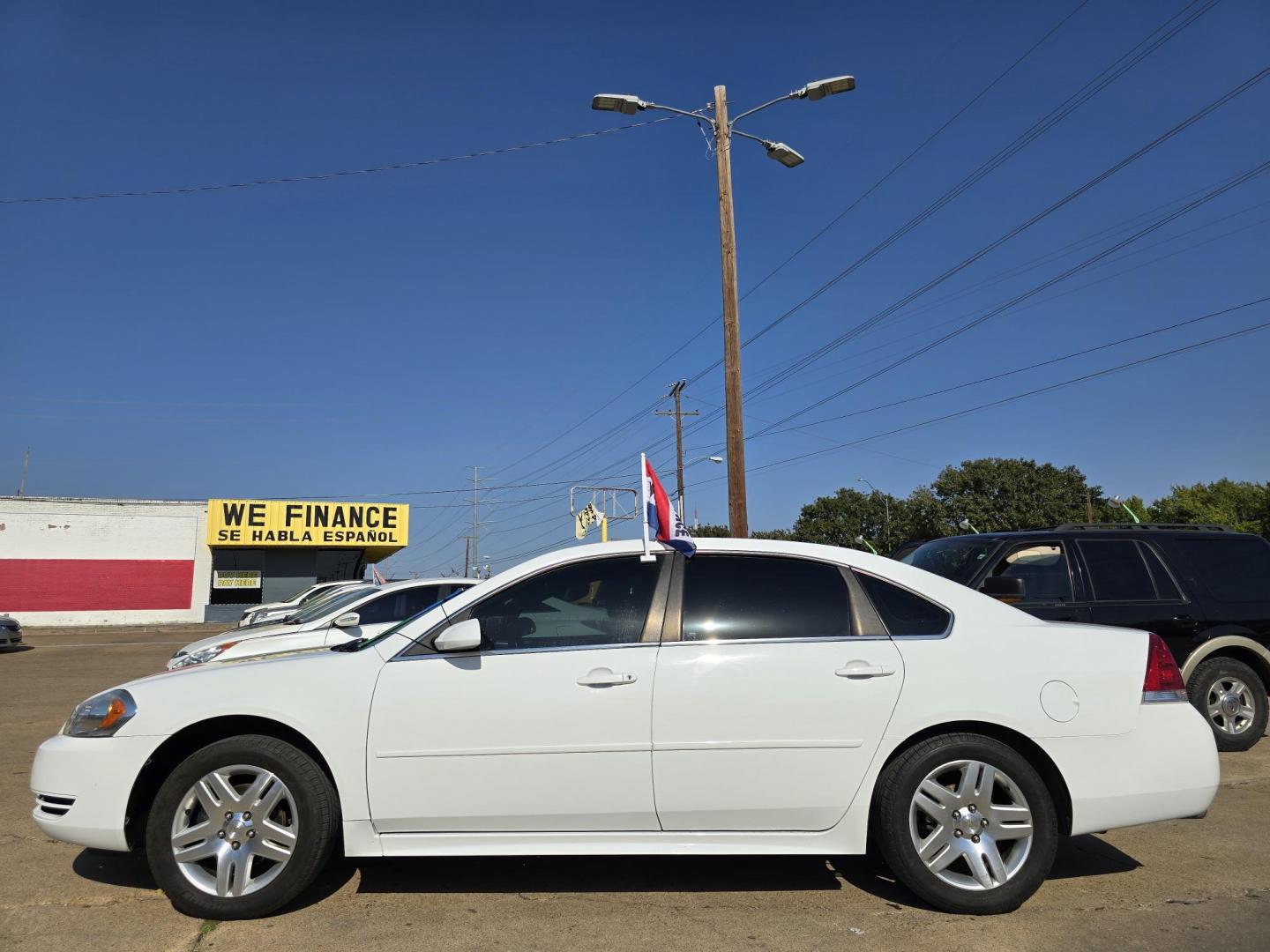 2014 WHITE Chevrolet Impala LT (2G1WB5E36E1) with an 3.6L V6 DOHC 16V FFV engine, 6-Speed Automatic transmission, located at 2660 S.Garland Avenue, Garland, TX, 75041, (469) 298-3118, 32.885387, -96.656776 - Photo#6