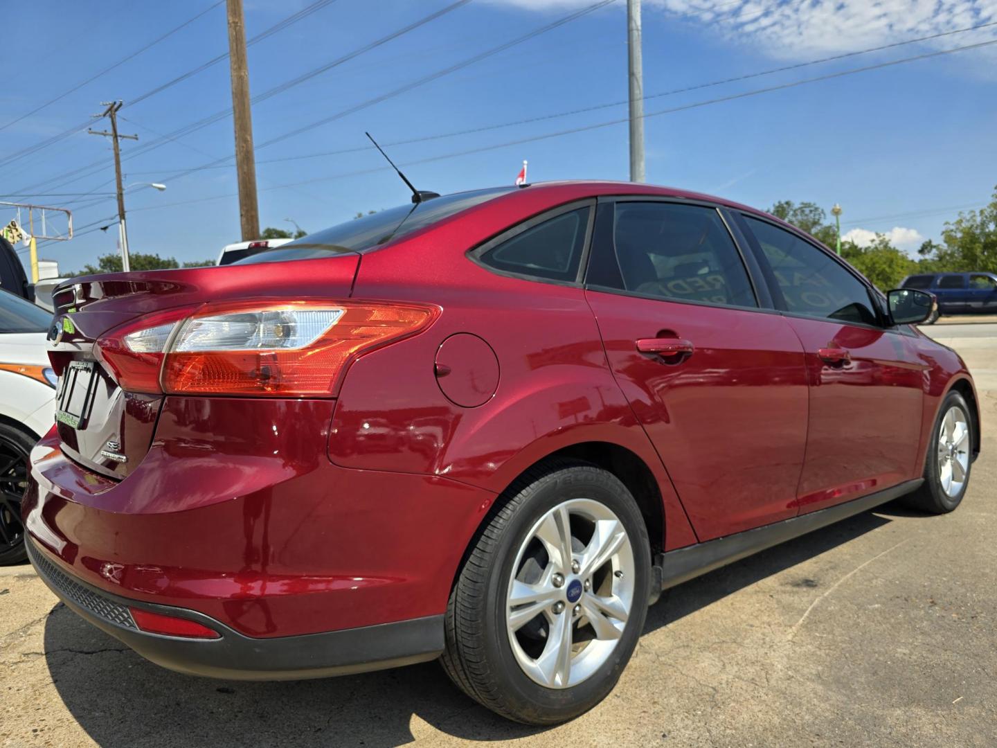 2014 RED /BEIGE FORD FOCUS SE SE (1FADP3F24EL) , AUTO transmission, located at 2660 S.Garland Avenue, Garland, TX, 75041, (469) 298-3118, 32.885387, -96.656776 - Welcome to DallasAutos4Less, one of the Premier BUY HERE PAY HERE Dealers in the North Dallas Area. We specialize in financing to people with NO CREDIT or BAD CREDIT. We need proof of income, proof of residence, and a ID. Come buy your new car from us today!! This is a Very clean 2014 FORD FOCUS - Photo#3