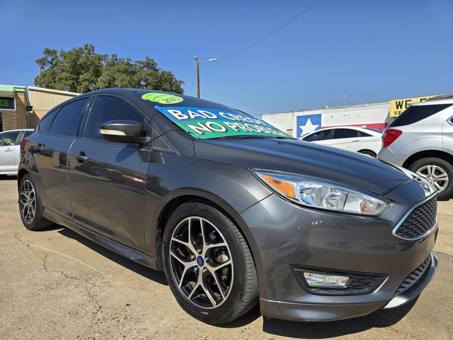 2015 GRAY /BLACK Ford Focus SE (1FADP3K29FL) with an 2.0L L4 DOHC 16V engine, AUTO transmission, located at 2660 S.Garland Avenue, Garland, TX, 75041, (469) 298-3118, 32.885387, -96.656776 - Photo#1