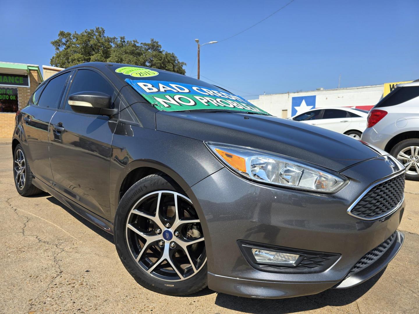 2015 GRAY /BLACK Ford Focus SE (1FADP3K29FL) with an 2.0L L4 DOHC 16V engine, AUTO transmission, located at 2660 S.Garland Avenue, Garland, TX, 75041, (469) 298-3118, 32.885387, -96.656776 - Photo#0