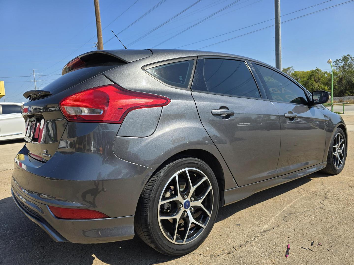 2015 GRAY /BLACK Ford Focus SE (1FADP3K29FL) with an 2.0L L4 DOHC 16V engine, AUTO transmission, located at 2660 S.Garland Avenue, Garland, TX, 75041, (469) 298-3118, 32.885387, -96.656776 - Photo#3