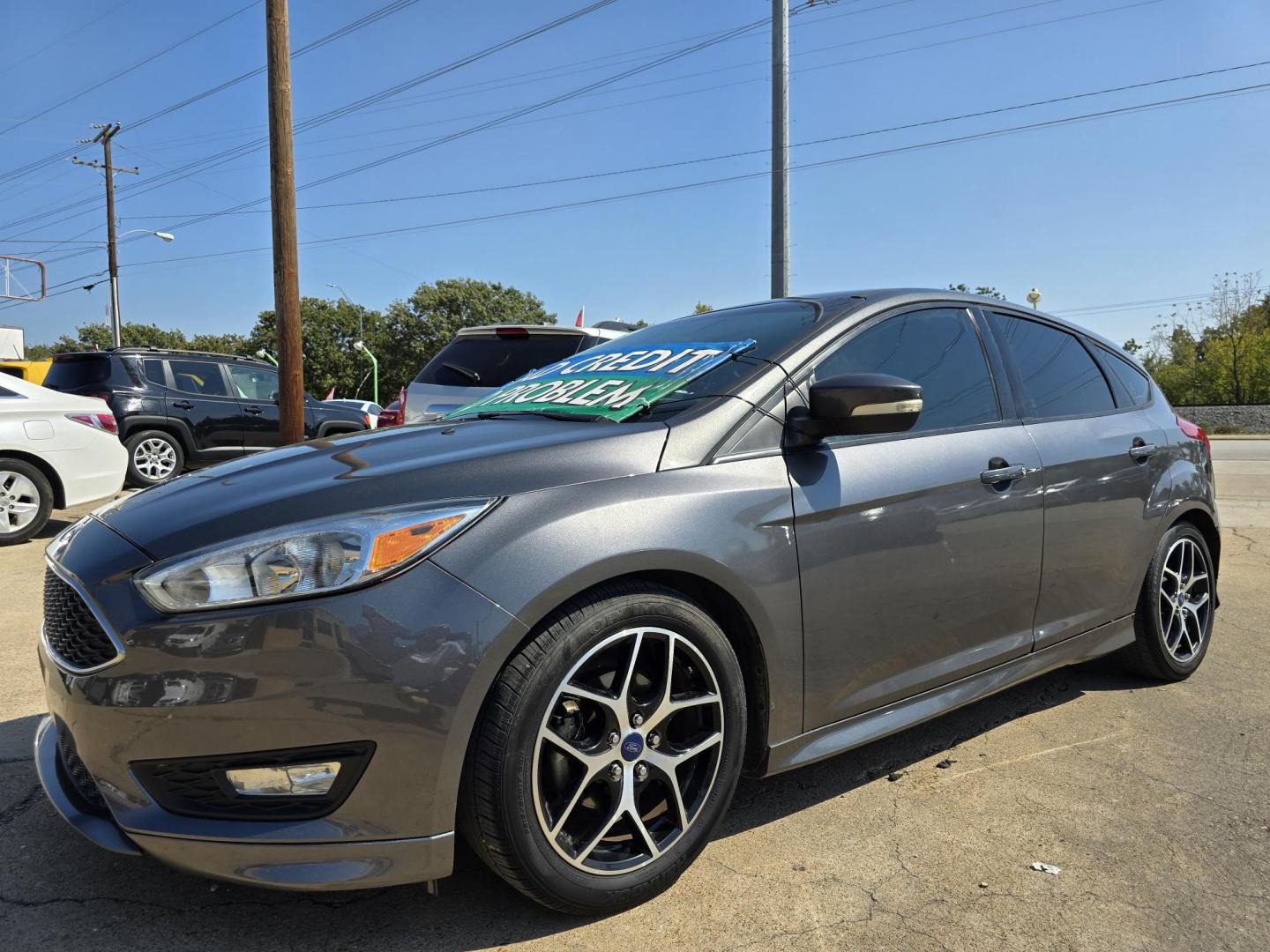 2015 GRAY /BLACK Ford Focus SE (1FADP3K29FL) with an 2.0L L4 DOHC 16V engine, AUTO transmission, located at 2660 S.Garland Avenue, Garland, TX, 75041, (469) 298-3118, 32.885387, -96.656776 - Photo#7