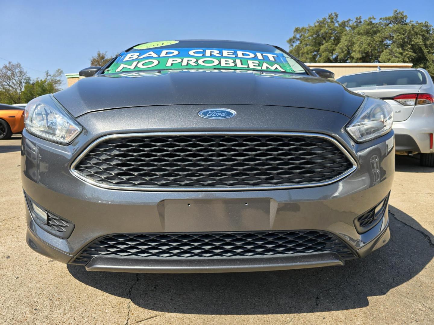 2015 GRAY /BLACK Ford Focus SE (1FADP3K29FL) with an 2.0L L4 DOHC 16V engine, AUTO transmission, located at 2660 S.Garland Avenue, Garland, TX, 75041, (469) 298-3118, 32.885387, -96.656776 - Photo#9