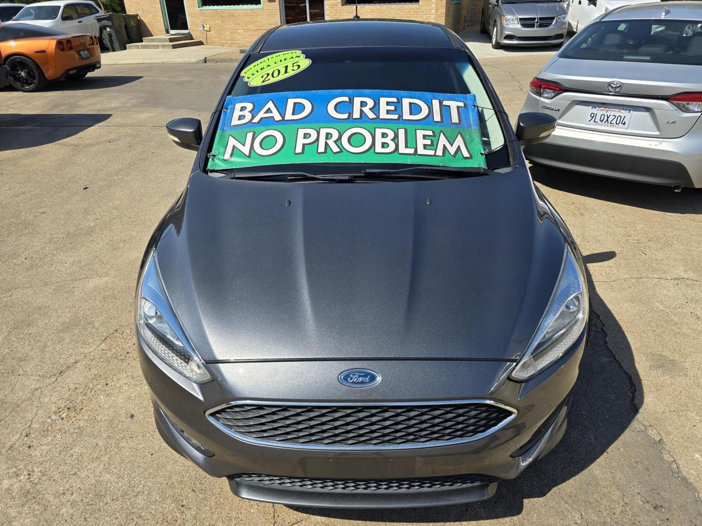 2015 GRAY /BLACK Ford Focus SE (1FADP3K29FL) with an 2.0L L4 DOHC 16V engine, AUTO transmission, located at 2660 S.Garland Avenue, Garland, TX, 75041, (469) 298-3118, 32.885387, -96.656776 - Photo#8