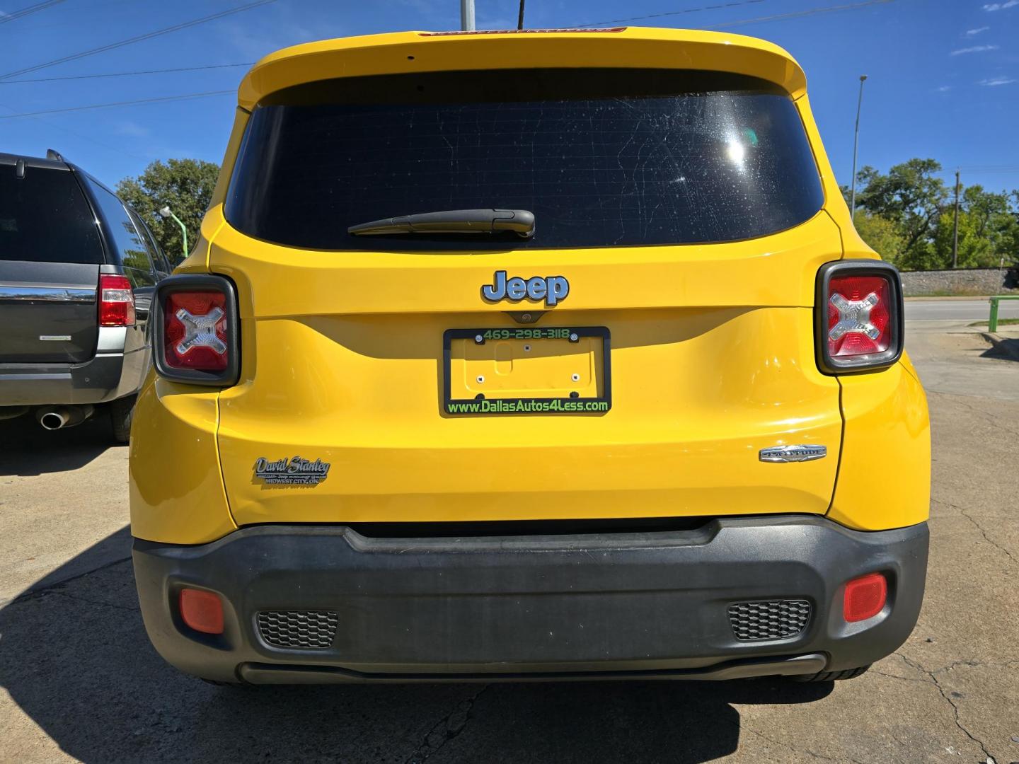 2015 YELLOW Jeep Renegade Latitude (ZACCJABT6FP) with an 2.4L L4 engine, AUTO transmission, located at 2660 S.Garland Avenue, Garland, TX, 75041, (469) 298-3118, 32.885387, -96.656776 - Photo#4