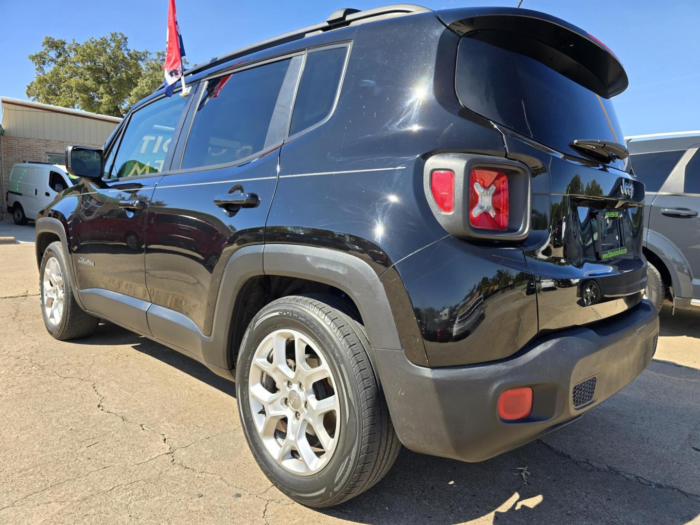 2015 Jeep Renegade Latitude (ZACCJABT8FP) with an 2.4L L4 engine, AUTO transmission, located at 2660 S.Garland Avenue, Garland, TX, 75041, (469) 298-3118, 32.885387, -96.656776 - Photo#5