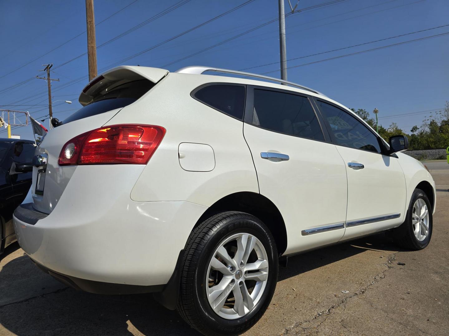 2015 DIAMOND WHITE Nissan Rogue Select Select S (JN8AS5MT3FW) with an 2.5L L4 DOHC 16V engine, Continuously Variable Transmission transmission, located at 2660 S.Garland Avenue, Garland, TX, 75041, (469) 298-3118, 32.885387, -96.656776 - Photo#3