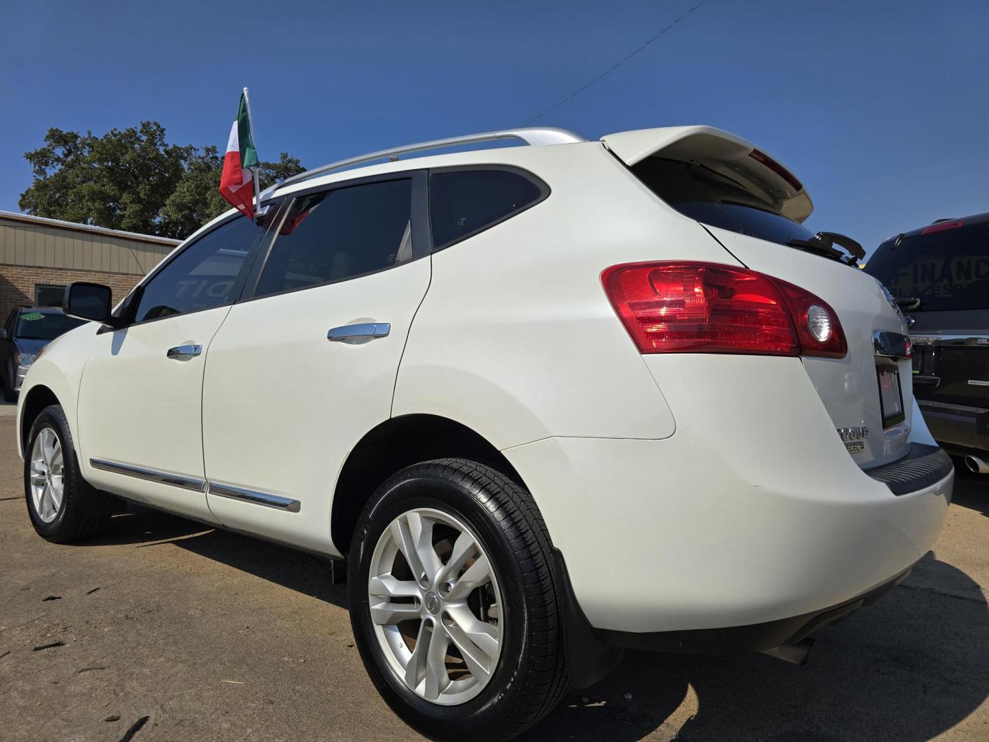 2015 DIAMOND WHITE Nissan Rogue Select Select S (JN8AS5MT3FW) with an 2.5L L4 DOHC 16V engine, Continuously Variable Transmission transmission, located at 2660 S.Garland Avenue, Garland, TX, 75041, (469) 298-3118, 32.885387, -96.656776 - Photo#5