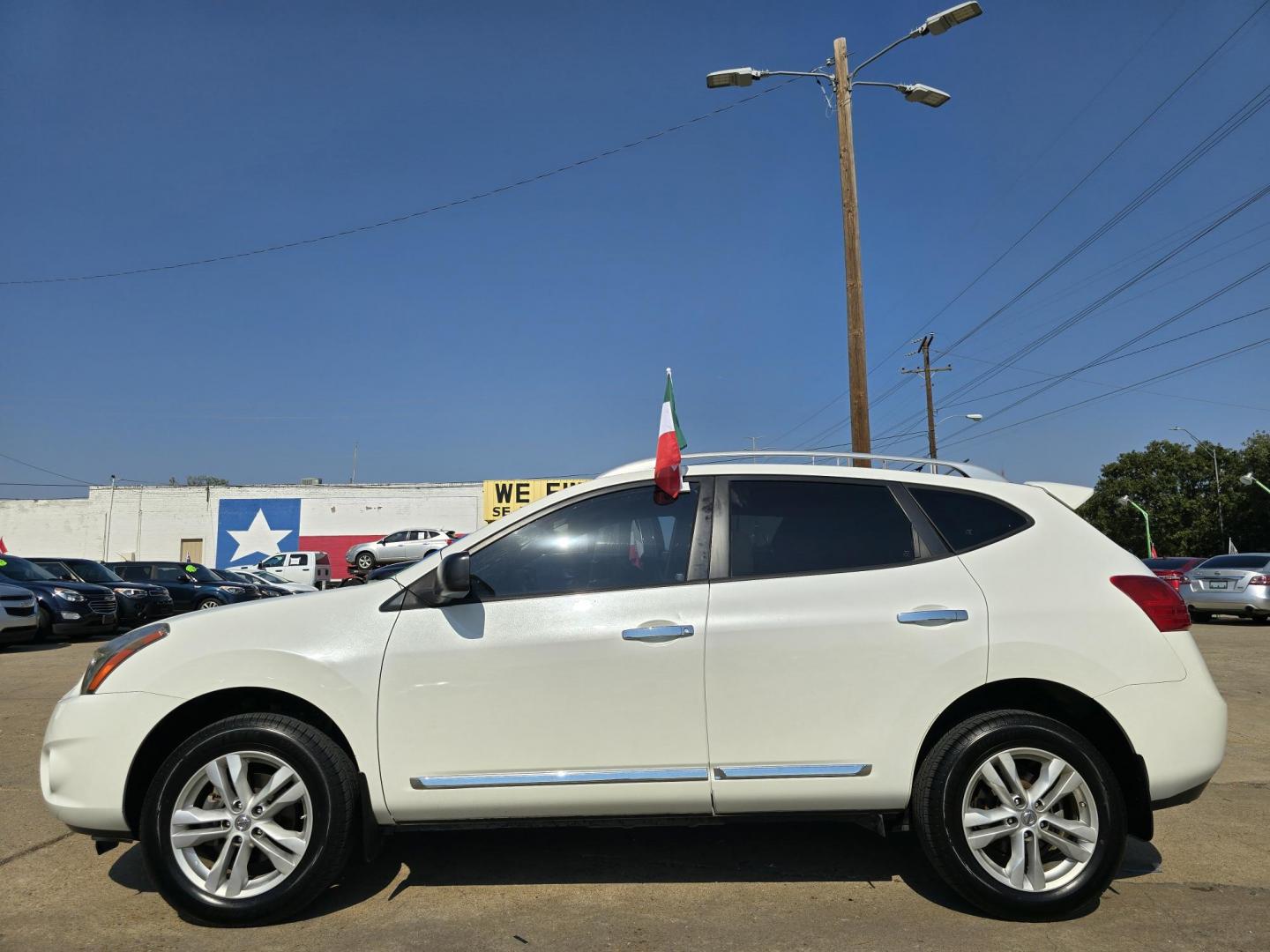 2015 DIAMOND WHITE Nissan Rogue Select Select S (JN8AS5MT3FW) with an 2.5L L4 DOHC 16V engine, Continuously Variable Transmission transmission, located at 2660 S.Garland Avenue, Garland, TX, 75041, (469) 298-3118, 32.885387, -96.656776 - Photo#6