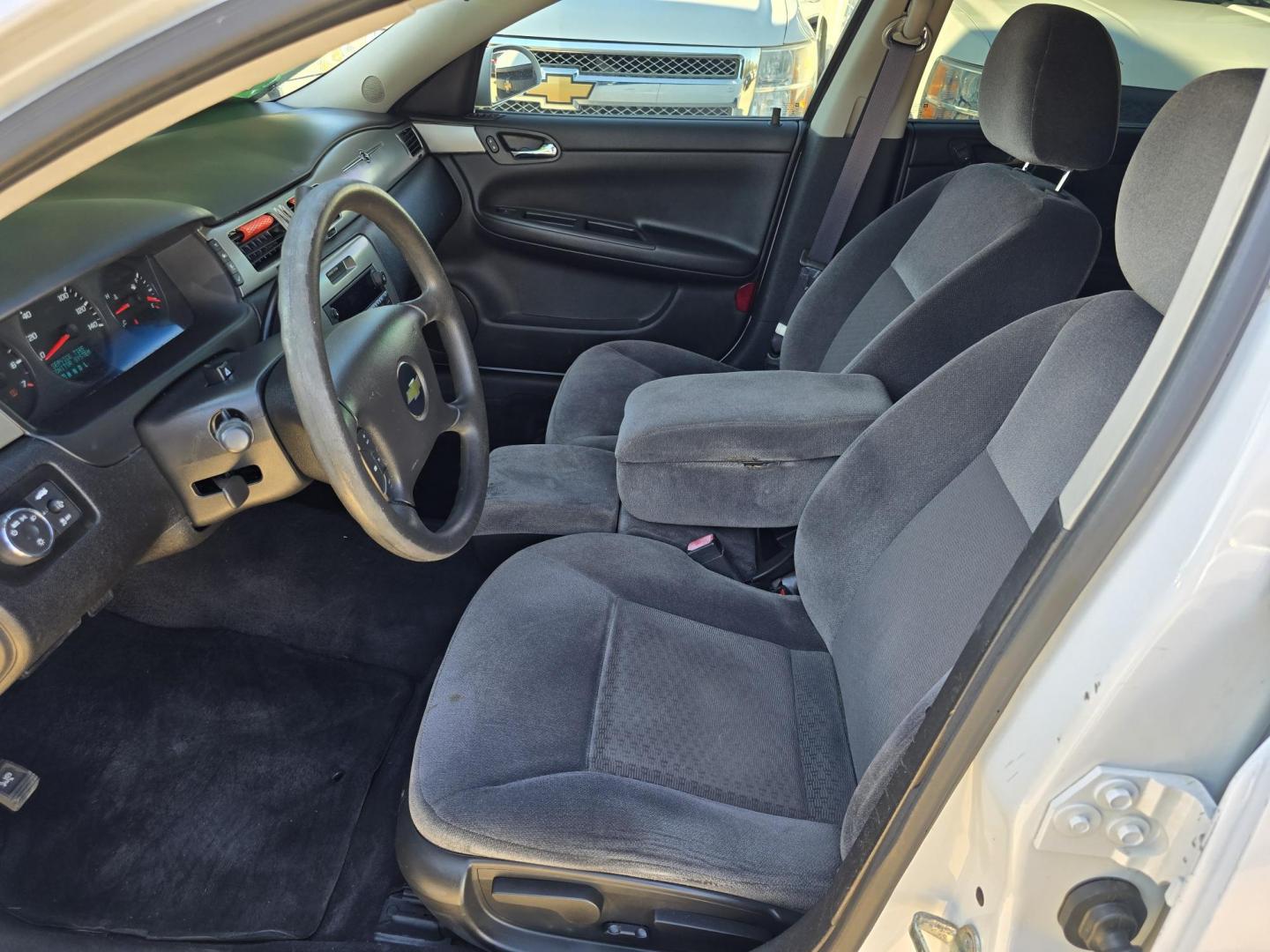 2015 WHITE Chevrolet Impala Police Cruiser (2G1WD5E39F1) with an 3.6L V6 DOHC 24V engine, 6A transmission, located at 2660 S.Garland Avenue, Garland, TX, 75041, (469) 298-3118, 32.885387, -96.656776 - Photo#11