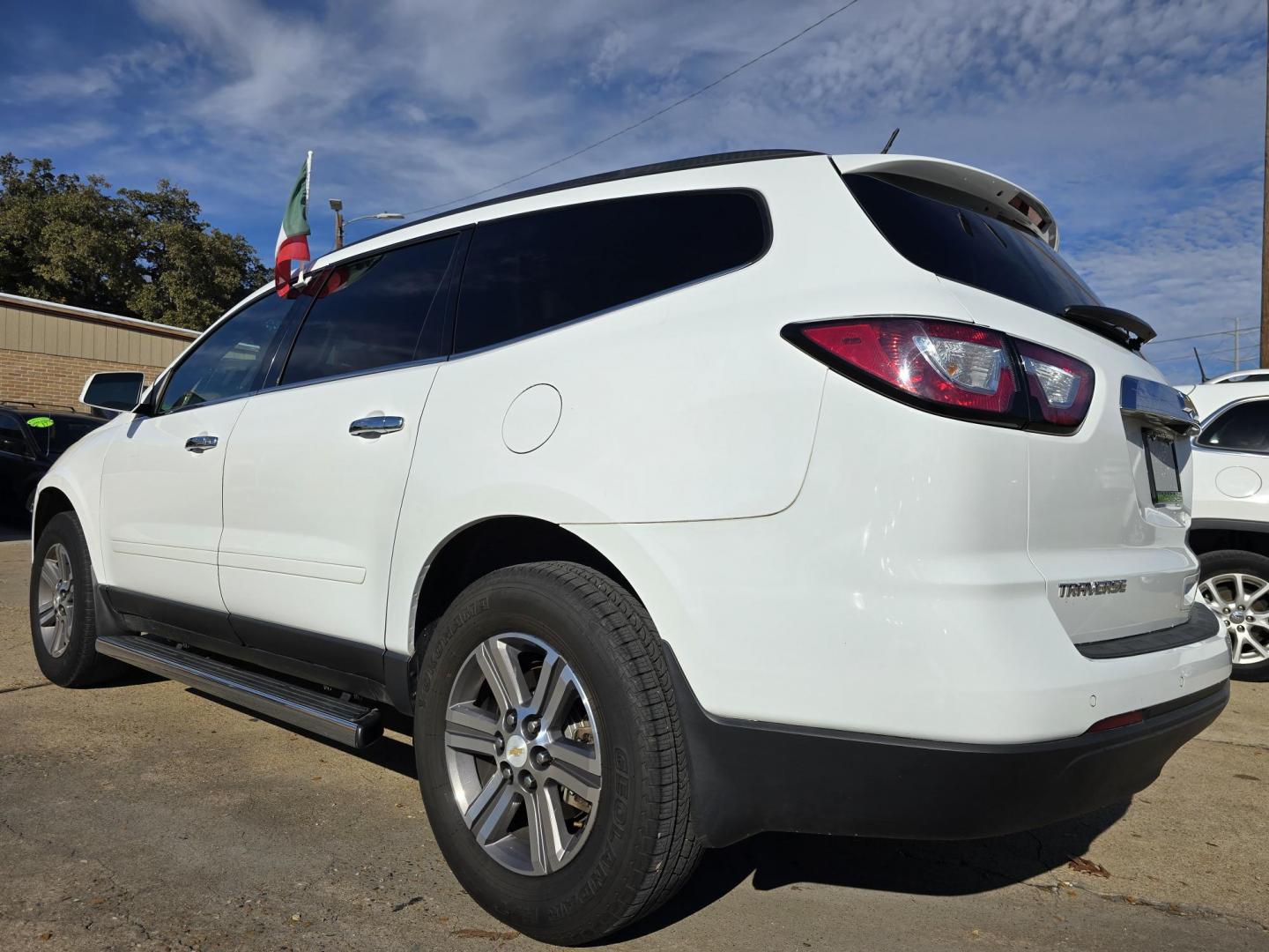 2015 Chevrolet Traverse 1LT (1GNKRGKD0FJ) with an 3.6L V6 DOHC 24V engine, 6-Speed Automatic transmission, located at 2660 S.Garland Avenue, Garland, TX, 75041, (469) 298-3118, 32.885387, -96.656776 - Welcome to DallasAutos4Less, one of the Premier BUY HERE PAY HERE Dealers in the North Dallas Area. We specialize in financing to people with NO CREDIT or BAD CREDIT. We need proof of income, proof of residence, and a ID. Come buy your new car from us today!! This is a very clean 2015 CHEVY TRAVE - Photo#5