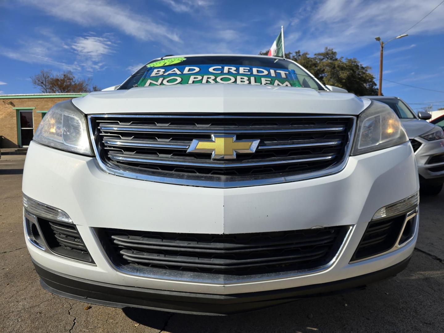 2015 Chevrolet Traverse 1LT (1GNKRGKD0FJ) with an 3.6L V6 DOHC 24V engine, 6-Speed Automatic transmission, located at 2660 S.Garland Avenue, Garland, TX, 75041, (469) 298-3118, 32.885387, -96.656776 - Welcome to DallasAutos4Less, one of the Premier BUY HERE PAY HERE Dealers in the North Dallas Area. We specialize in financing to people with NO CREDIT or BAD CREDIT. We need proof of income, proof of residence, and a ID. Come buy your new car from us today!! This is a very clean 2015 CHEVY TRAVE - Photo#9