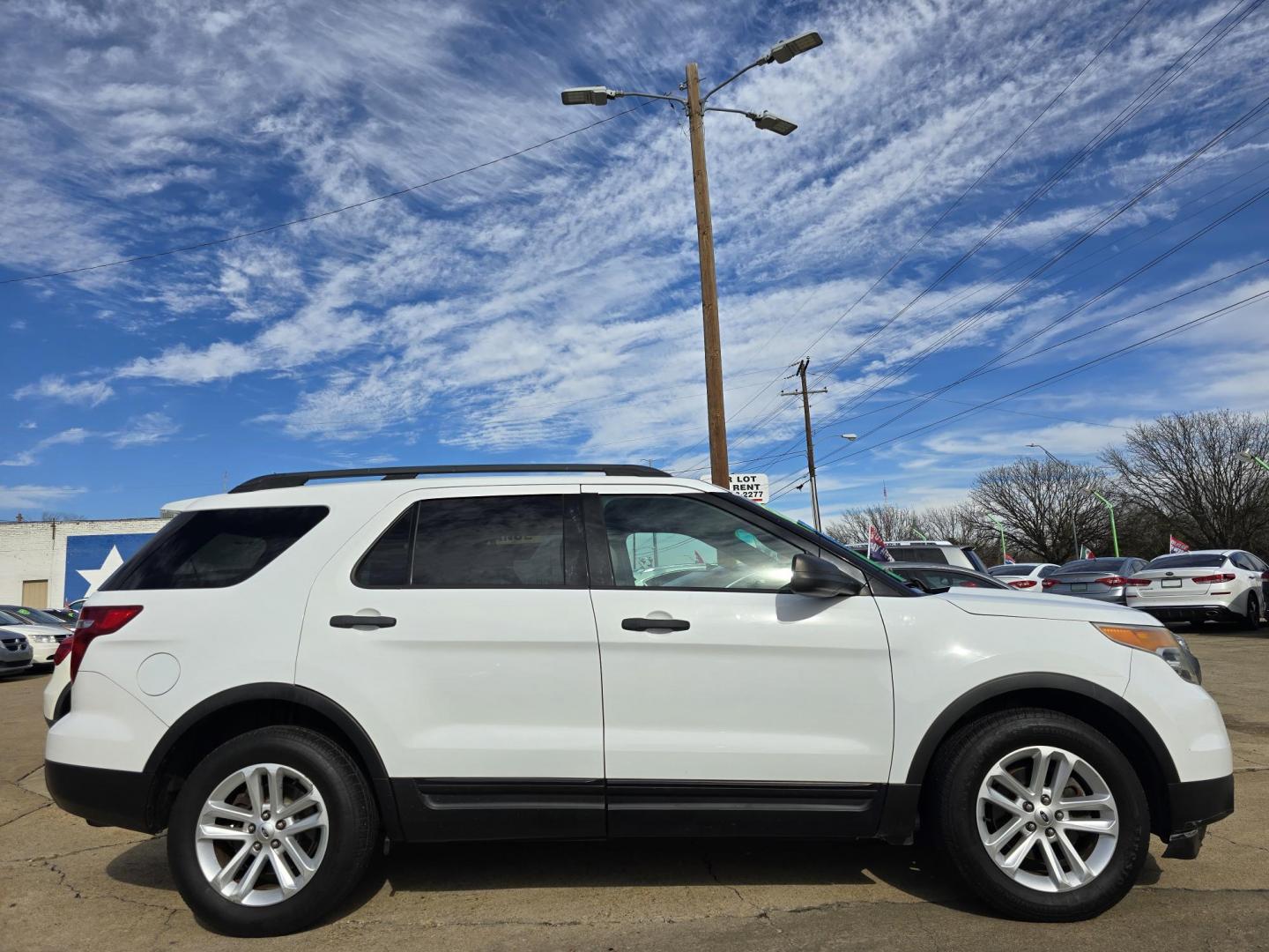 2015 WHITE Ford Explorer (1FM5K7B85FG) with an 3.5L V6 DOHC 24V engine, 6-Speed Automatic transmission, located at 2660 S.Garland Avenue, Garland, TX, 75041, (469) 298-3118, 32.885387, -96.656776 - Photo#2