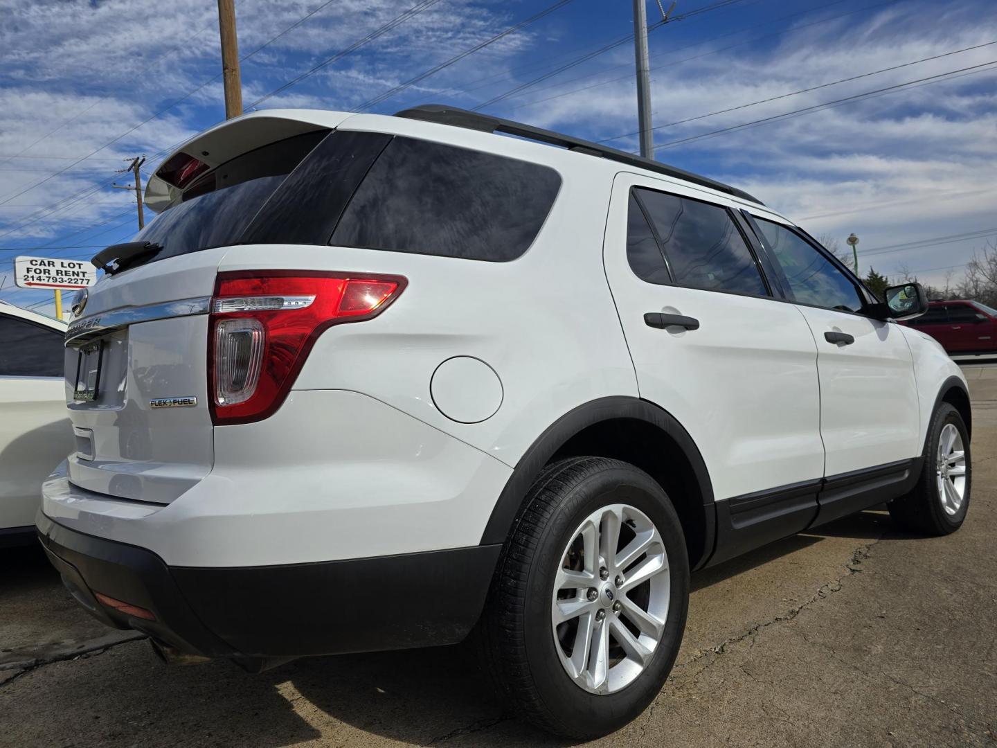 2015 WHITE Ford Explorer (1FM5K7B85FG) with an 3.5L V6 DOHC 24V engine, 6-Speed Automatic transmission, located at 2660 S.Garland Avenue, Garland, TX, 75041, (469) 298-3118, 32.885387, -96.656776 - Photo#3