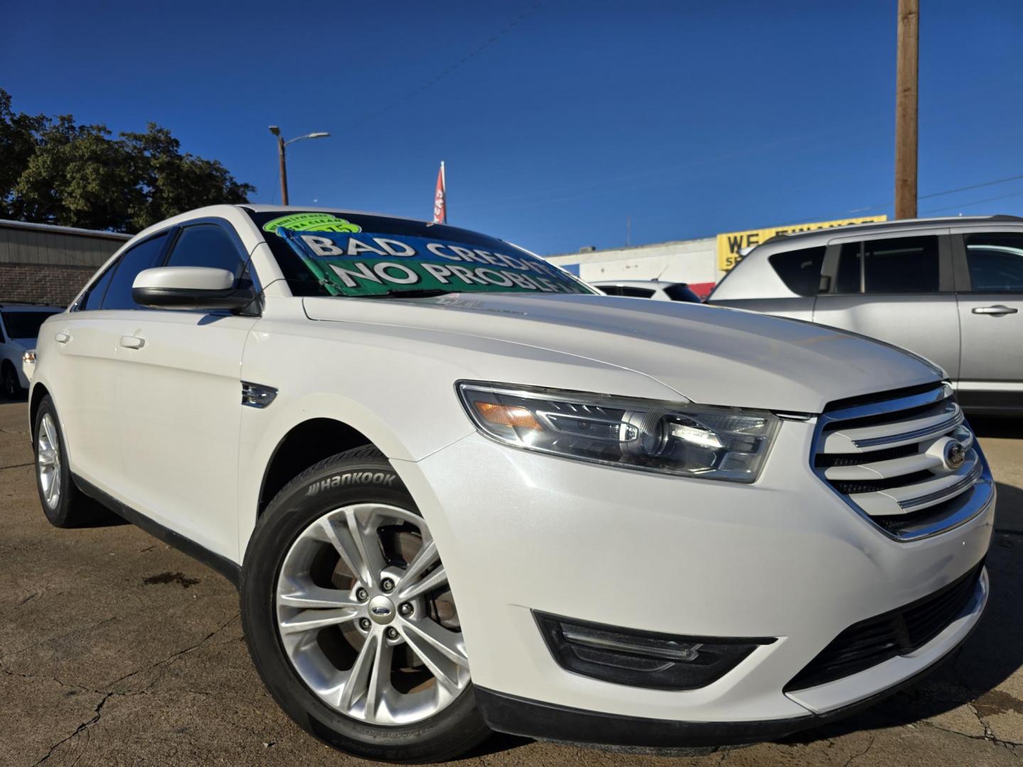 2015 DIAMOND WHITE Ford Taurus SEL (1FAHP2E86FG) with an 3.5L V6 DOHC 24V engine, 6-Speed Automatic transmission, located at 2660 S.Garland Avenue, Garland, TX, 75041, (469) 298-3118, 32.885387, -96.656776 - Photo#0