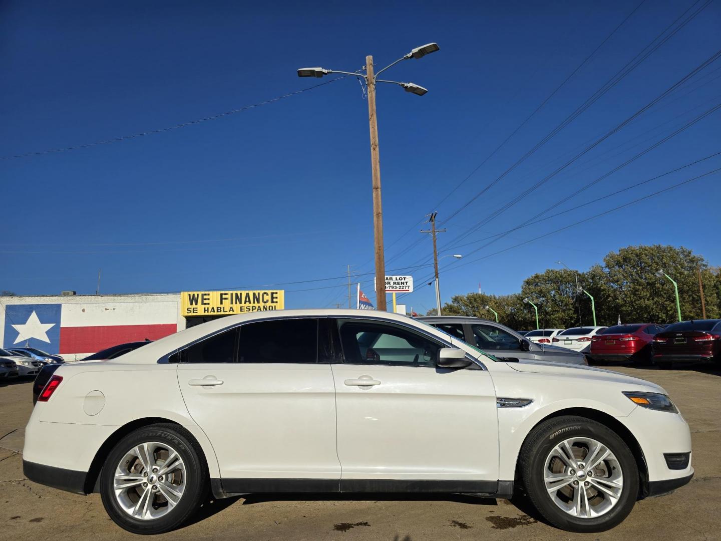 2015 DIAMOND WHITE Ford Taurus SEL (1FAHP2E86FG) with an 3.5L V6 DOHC 24V engine, 6-Speed Automatic transmission, located at 2660 S.Garland Avenue, Garland, TX, 75041, (469) 298-3118, 32.885387, -96.656776 - Photo#2