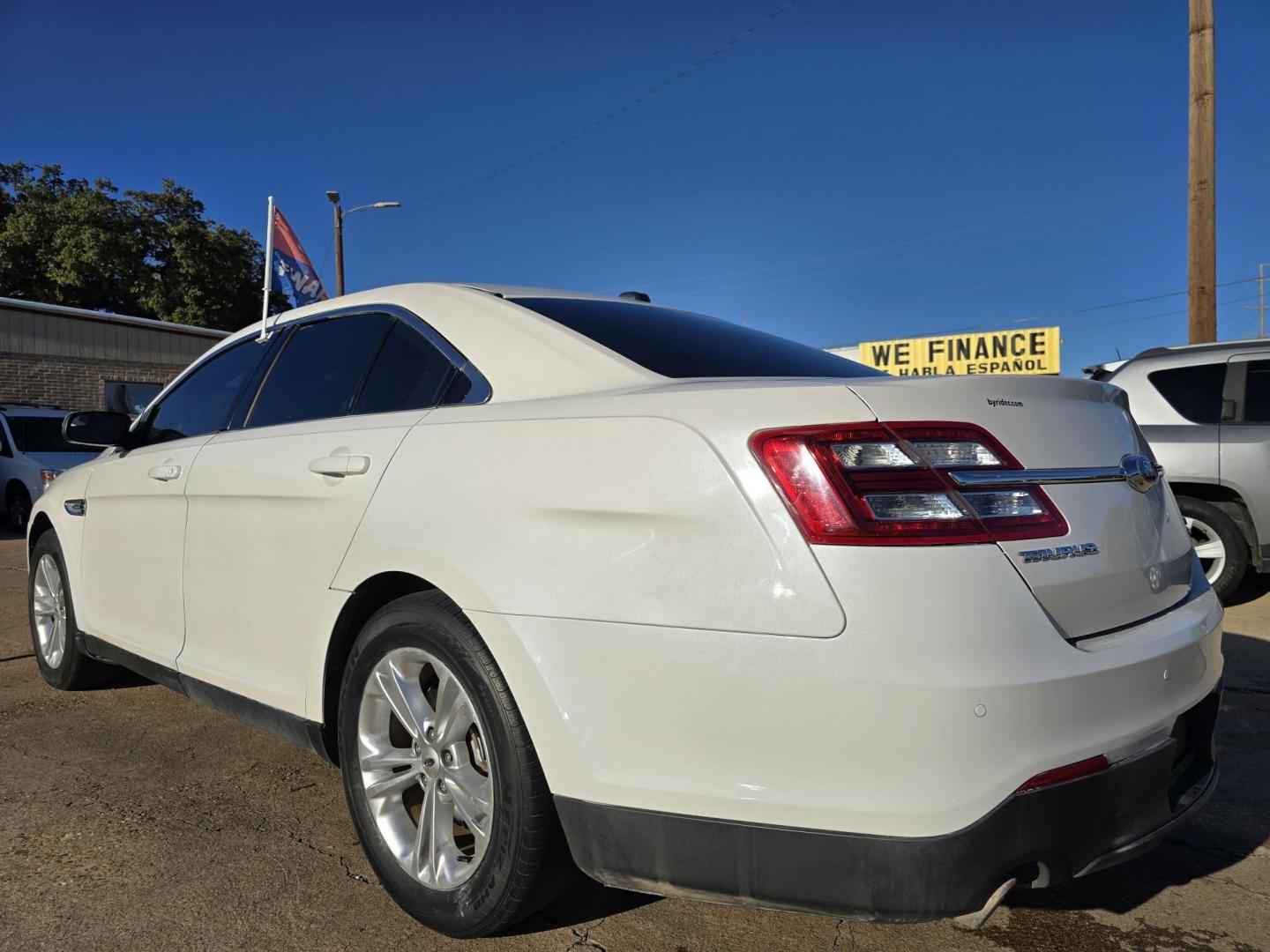 2015 DIAMOND WHITE Ford Taurus SEL (1FAHP2E86FG) with an 3.5L V6 DOHC 24V engine, 6-Speed Automatic transmission, located at 2660 S.Garland Avenue, Garland, TX, 75041, (469) 298-3118, 32.885387, -96.656776 - Photo#5