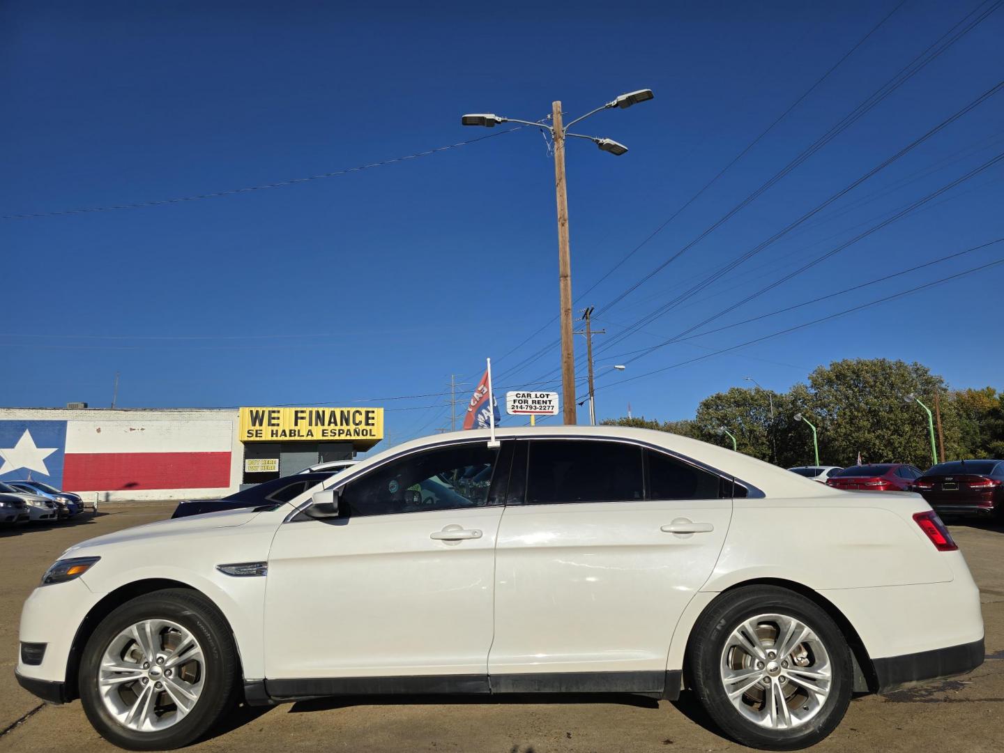 2015 DIAMOND WHITE Ford Taurus SEL (1FAHP2E86FG) with an 3.5L V6 DOHC 24V engine, 6-Speed Automatic transmission, located at 2660 S.Garland Avenue, Garland, TX, 75041, (469) 298-3118, 32.885387, -96.656776 - Photo#6