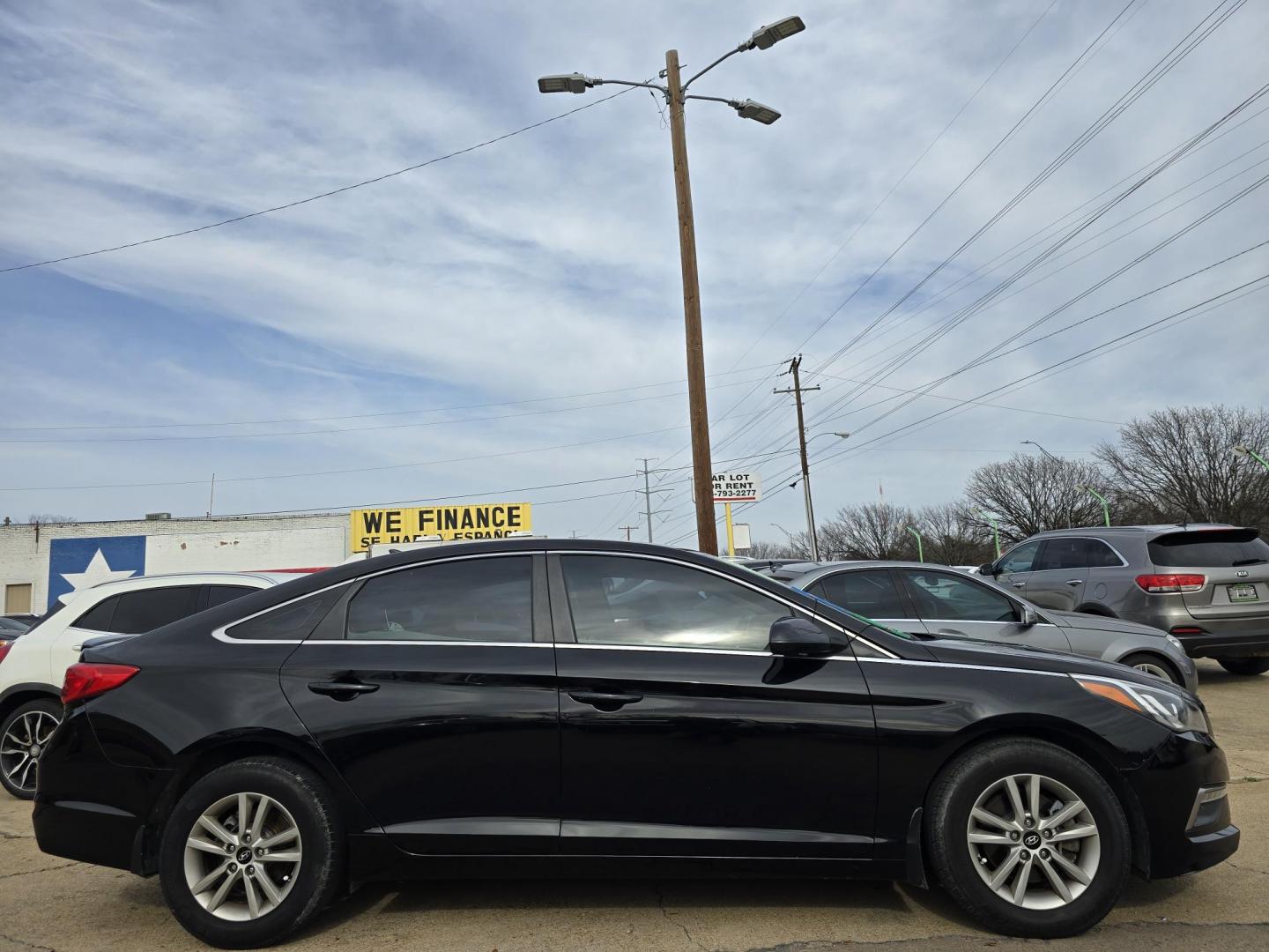 2015 BLACK Hyundai Sonata SE (5NPE24AF7FH) , AUTO transmission, located at 2660 S.Garland Avenue, Garland, TX, 75041, (469) 298-3118, 32.885387, -96.656776 - Welcome to DallasAutos4Less, one of the Premier BUY HERE PAY HERE Dealers in the North Dallas Area. We specialize in financing to people with NO CREDIT or BAD CREDIT. We need proof of income, proof of residence, and a ID. Come buy your new car from us today!! This is a Very clean 2015 HYUNDAI SON - Photo#2