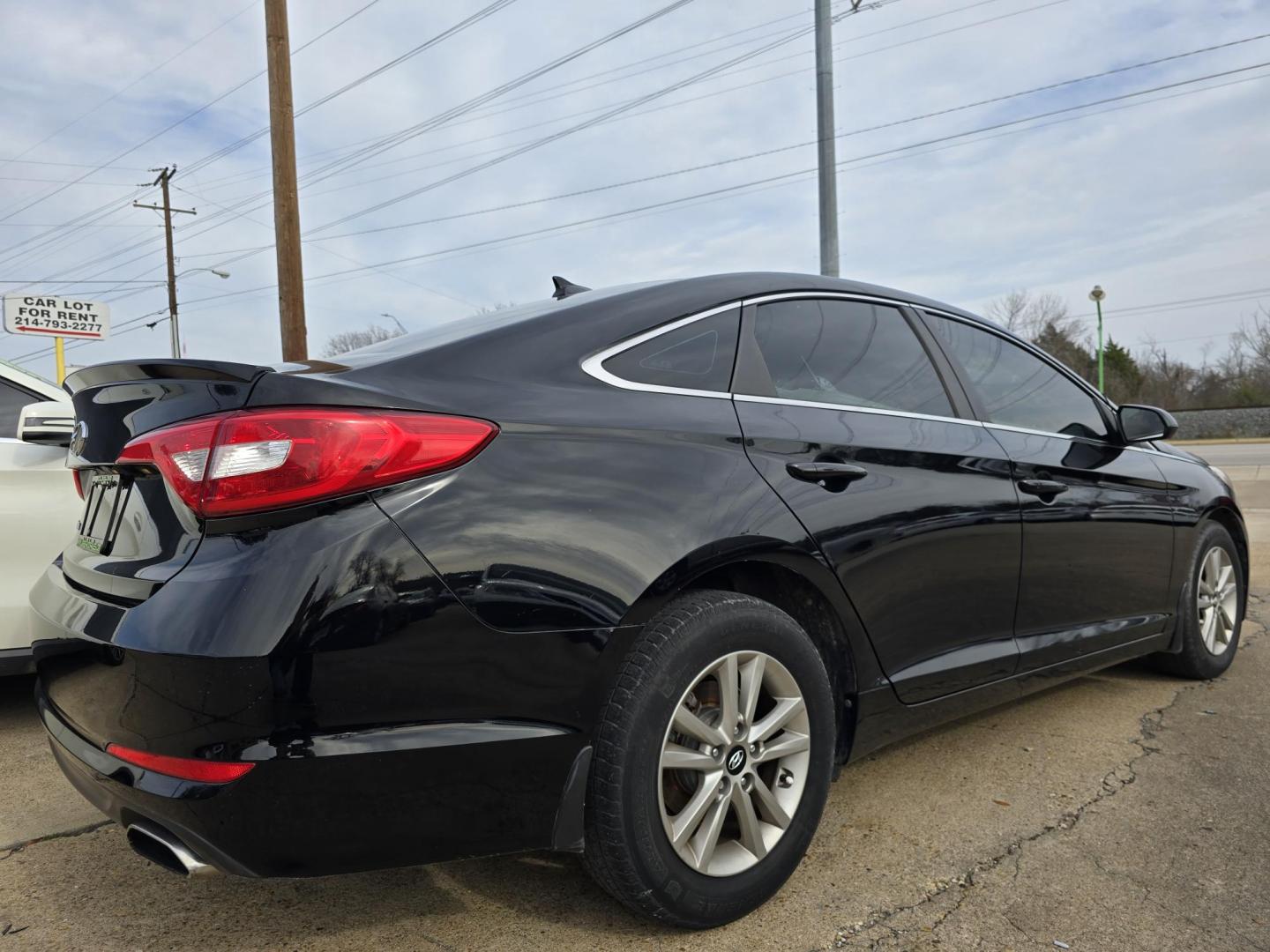 2015 BLACK Hyundai Sonata SE (5NPE24AF7FH) , AUTO transmission, located at 2660 S.Garland Avenue, Garland, TX, 75041, (469) 298-3118, 32.885387, -96.656776 - Welcome to DallasAutos4Less, one of the Premier BUY HERE PAY HERE Dealers in the North Dallas Area. We specialize in financing to people with NO CREDIT or BAD CREDIT. We need proof of income, proof of residence, and a ID. Come buy your new car from us today!! This is a Very clean 2015 HYUNDAI SON - Photo#3