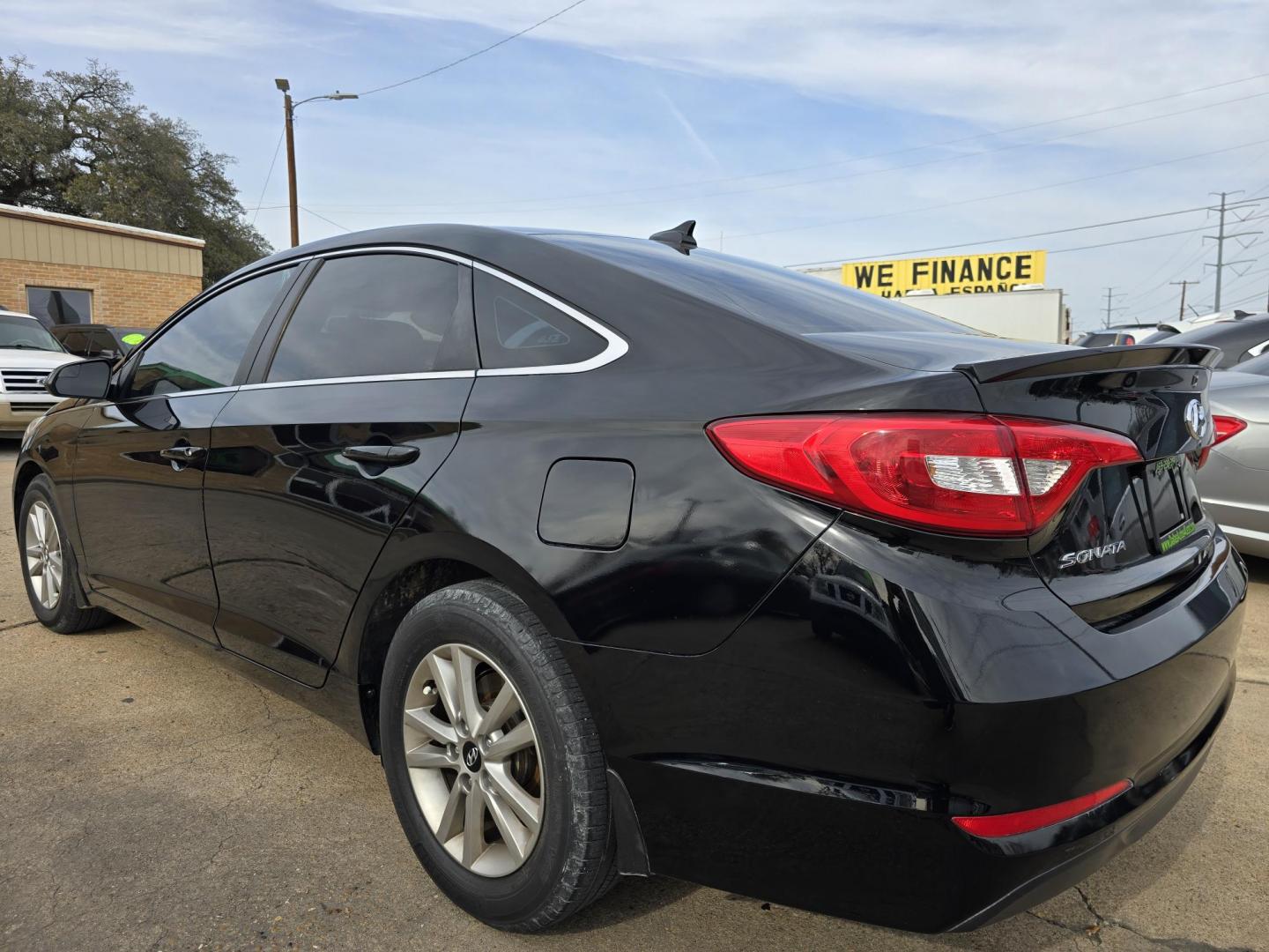 2015 BLACK Hyundai Sonata SE (5NPE24AF7FH) , AUTO transmission, located at 2660 S.Garland Avenue, Garland, TX, 75041, (469) 298-3118, 32.885387, -96.656776 - Welcome to DallasAutos4Less, one of the Premier BUY HERE PAY HERE Dealers in the North Dallas Area. We specialize in financing to people with NO CREDIT or BAD CREDIT. We need proof of income, proof of residence, and a ID. Come buy your new car from us today!! This is a Very clean 2015 HYUNDAI SON - Photo#5