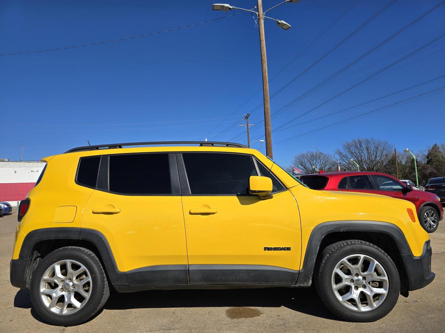 2015 YELLOW Jeep Renegade Latitude (ZACCJABT6FP) with an 2.4L L4 engine, AUTO transmission, located at 2660 S.Garland Avenue, Garland, TX, 75041, (469) 298-3118, 32.885387, -96.656776 - Photo#2