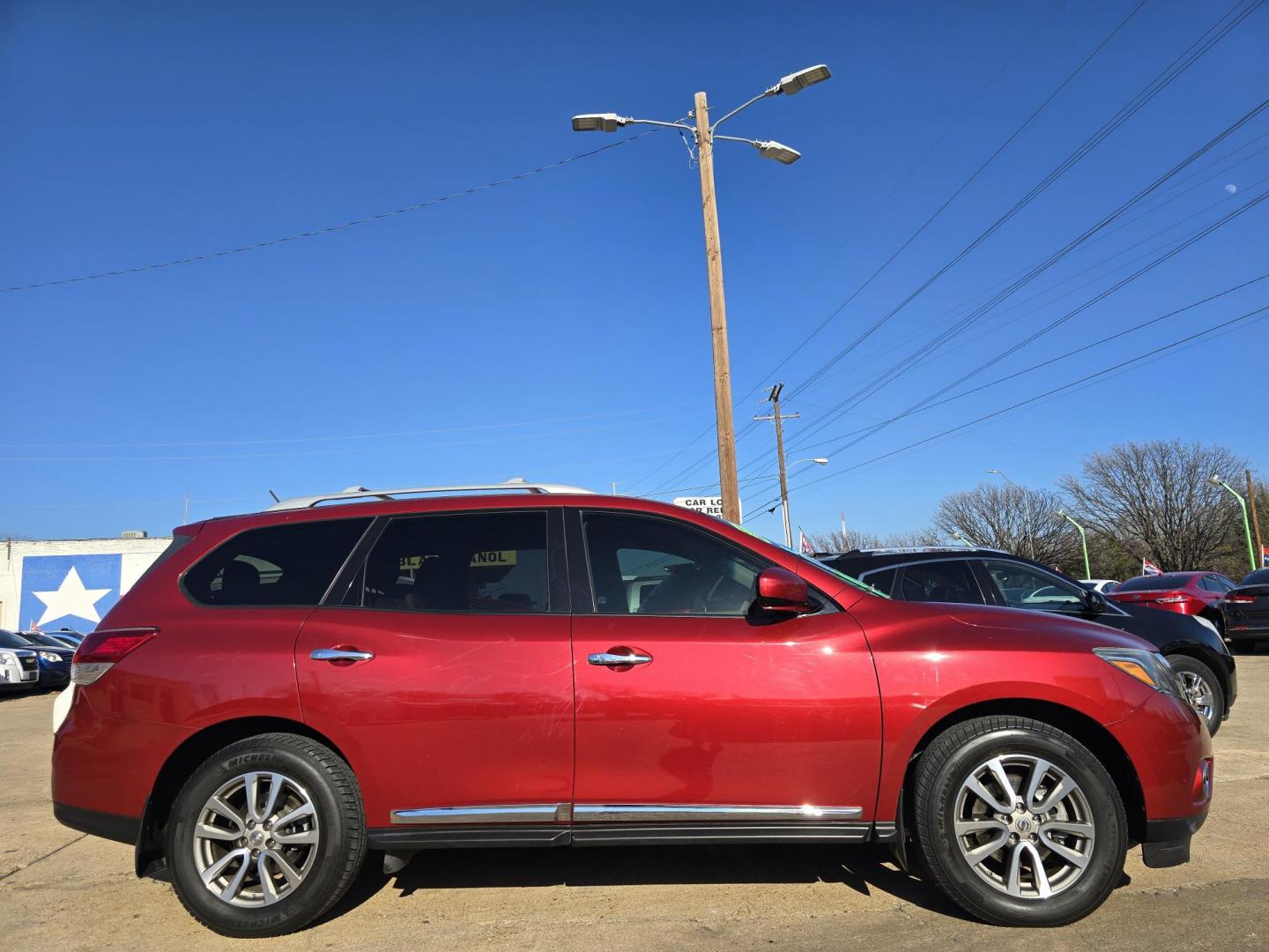 2015 RED Nissan Pathfinder SL (5N1AR2MN6FC) with an 3.5L V6 DOHC 24V engine, Continuously Variable Transmission transmission, located at 2660 S.Garland Avenue, Garland, TX, 75041, (469) 298-3118, 32.885387, -96.656776 - Photo#2