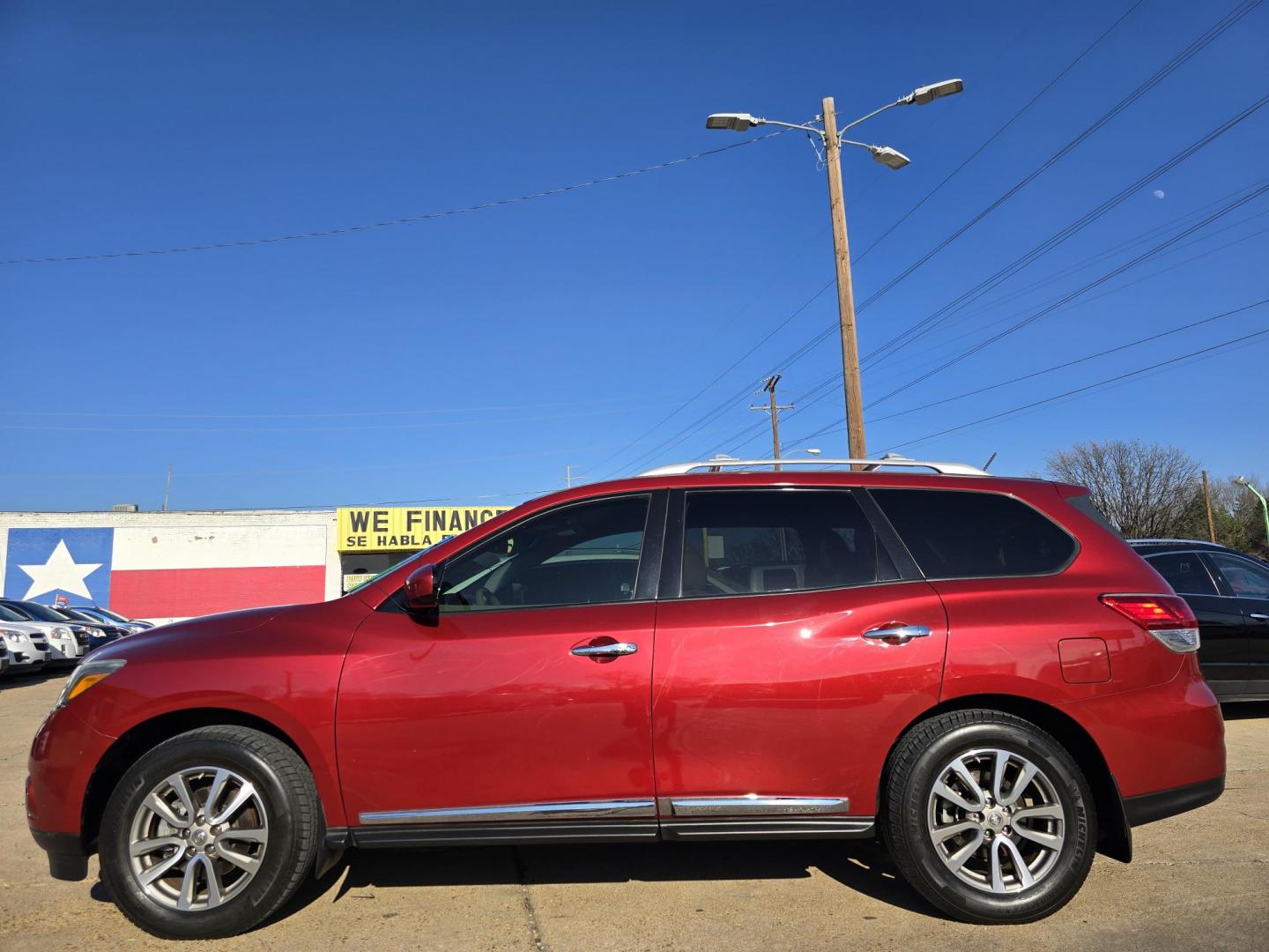 2015 RED Nissan Pathfinder SL (5N1AR2MN6FC) with an 3.5L V6 DOHC 24V engine, Continuously Variable Transmission transmission, located at 2660 S.Garland Avenue, Garland, TX, 75041, (469) 298-3118, 32.885387, -96.656776 - Photo#6