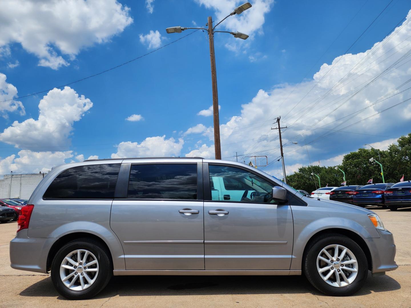 2016 SILVER Dodge Grand Caravan SXT (2C4RDGCG7GR) with an 3.6L V6 DOHC 24V engine, 6A transmission, located at 2660 S.Garland Avenue, Garland, TX, 75041, (469) 298-3118, 32.885387, -96.656776 - Welcome to DallasAutos4Less, one of the Premier BUY HERE PAY HERE Dealers in the North Dallas Area. We specialize in financing to people with NO CREDIT or BAD CREDIT. We need proof of income, proof of residence, and a ID. Come buy your new car from us today!! This is a SUPER CLEAN 2016 DODGE GRAN - Photo#2