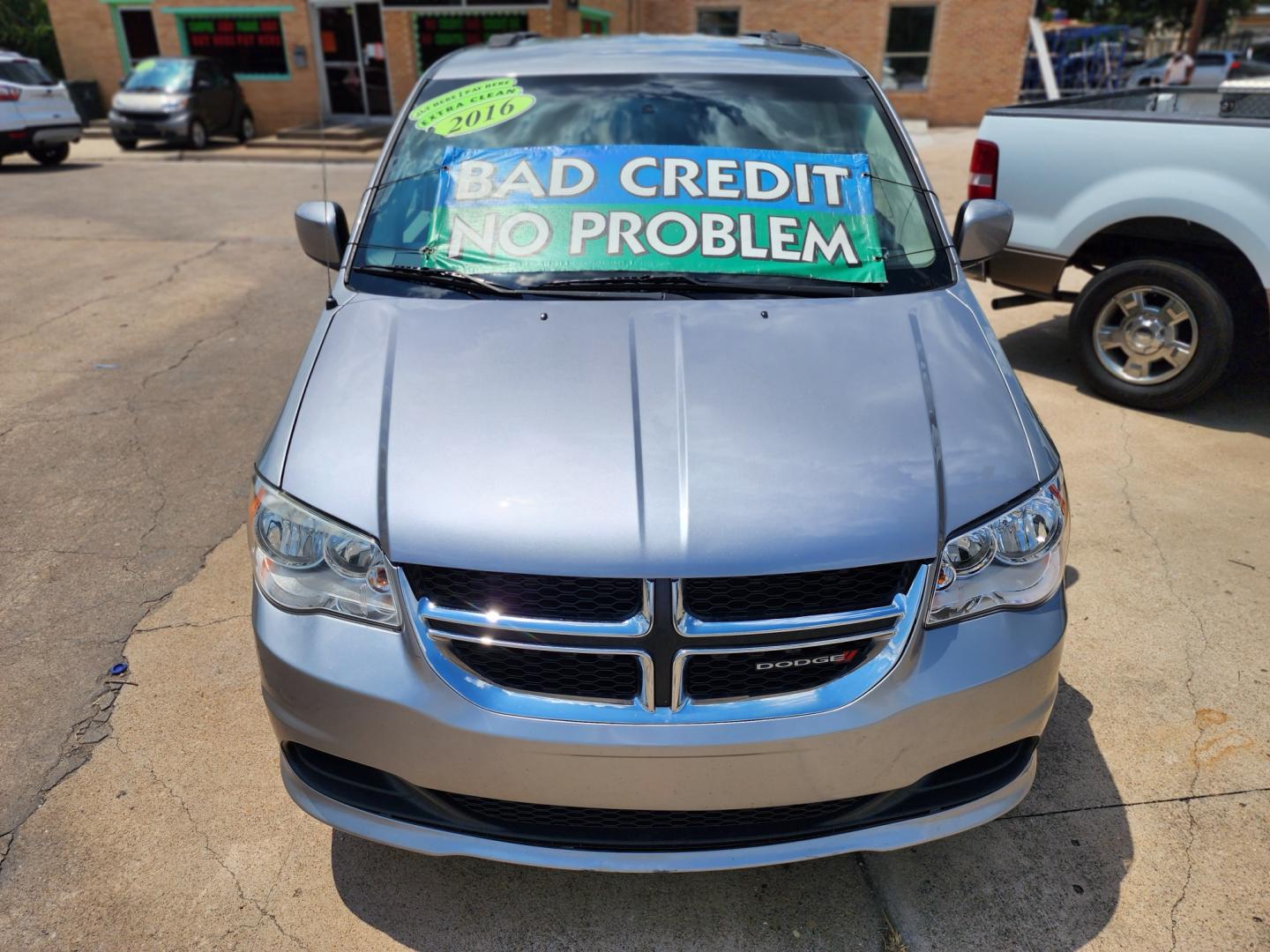 2016 SILVER Dodge Grand Caravan SXT (2C4RDGCG7GR) with an 3.6L V6 DOHC 24V engine, 6A transmission, located at 2660 S.Garland Avenue, Garland, TX, 75041, (469) 298-3118, 32.885387, -96.656776 - Welcome to DallasAutos4Less, one of the Premier BUY HERE PAY HERE Dealers in the North Dallas Area. We specialize in financing to people with NO CREDIT or BAD CREDIT. We need proof of income, proof of residence, and a ID. Come buy your new car from us today!! This is a SUPER CLEAN 2016 DODGE GRAN - Photo#8