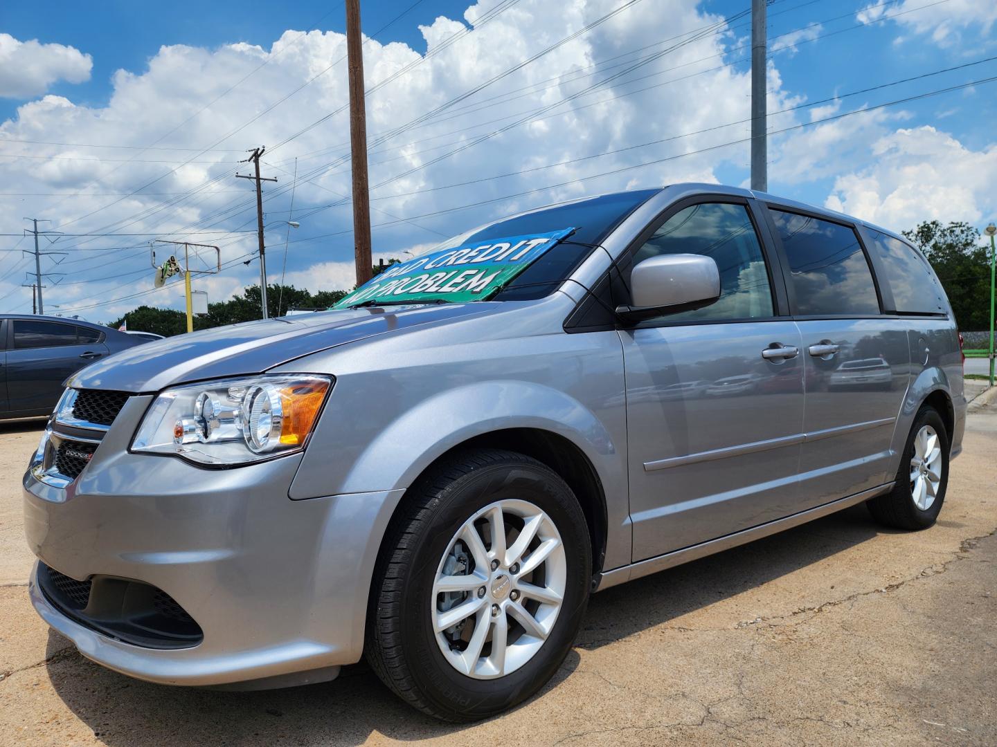 2016 SILVER Dodge Grand Caravan SXT (2C4RDGCG7GR) with an 3.6L V6 DOHC 24V engine, 6A transmission, located at 2660 S.Garland Avenue, Garland, TX, 75041, (469) 298-3118, 32.885387, -96.656776 - Welcome to DallasAutos4Less, one of the Premier BUY HERE PAY HERE Dealers in the North Dallas Area. We specialize in financing to people with NO CREDIT or BAD CREDIT. We need proof of income, proof of residence, and a ID. Come buy your new car from us today!! This is a SUPER CLEAN 2016 DODGE GRAN - Photo#7