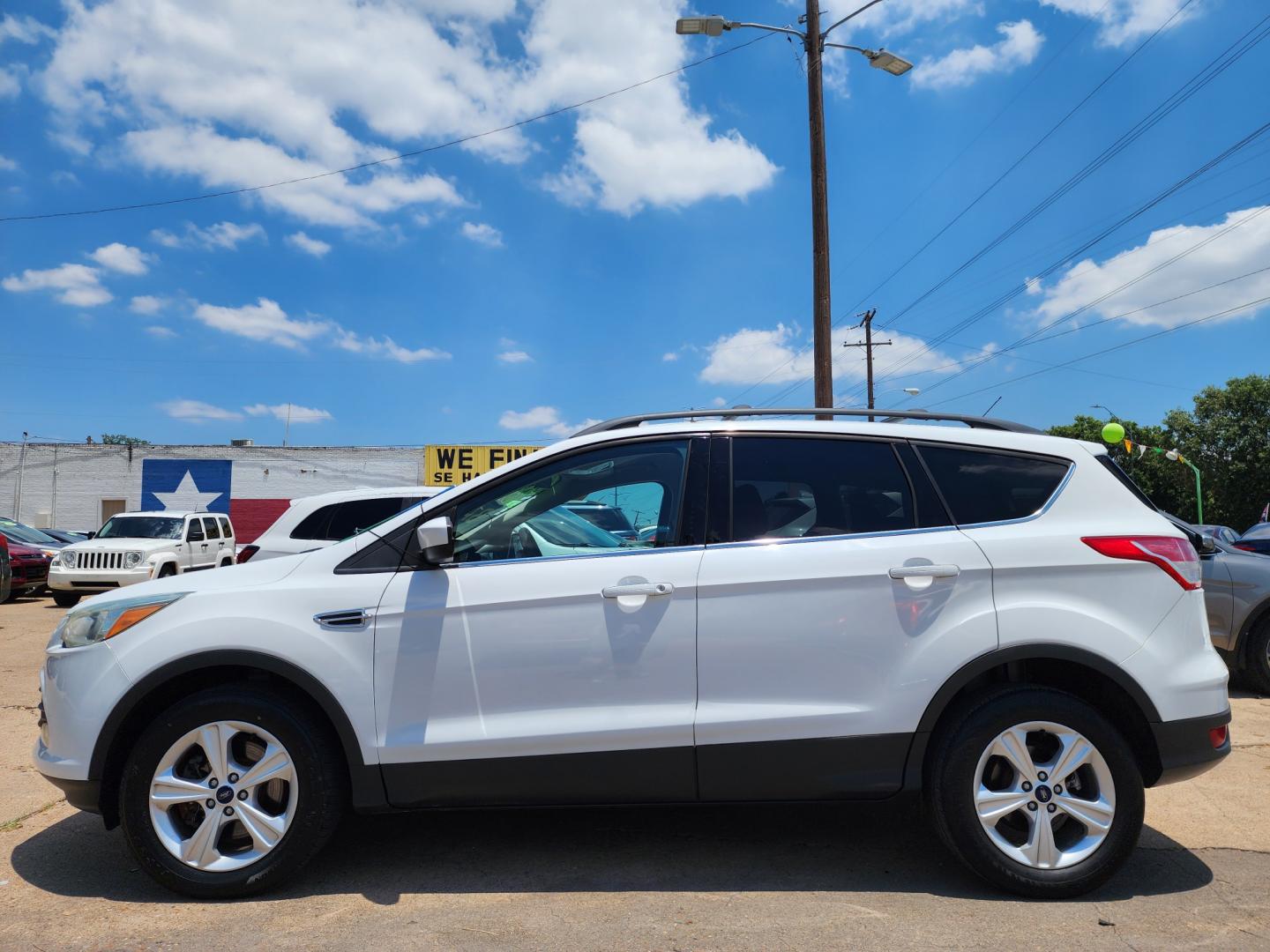 2016 WHITE Ford Escape SE (1FMCU9GX0GU) with an 1.6L L4 DOHC 16V engine, 6-Speed Automatic transmission, located at 2660 S.Garland Avenue, Garland, TX, 75041, (469) 298-3118, 32.885387, -96.656776 - Welcome to DallasAutos4Less, one of the Premier BUY HERE PAY HERE Dealers in the North Dallas Area. We specialize in financing to people with NO CREDIT or BAD CREDIT. We need proof of income, proof of residence, and a ID. Come buy your new car from us today!! This is a Super Clean 2016 FORD ESCAP - Photo#6