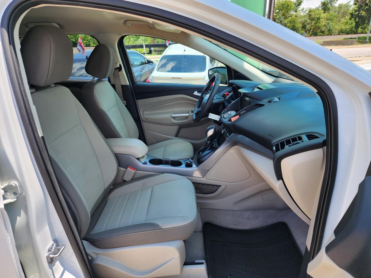 2016 WHITE Ford Escape SE (1FMCU9GX0GU) with an 1.6L L4 DOHC 16V engine, 6-Speed Automatic transmission, located at 2660 S.Garland Avenue, Garland, TX, 75041, (469) 298-3118, 32.885387, -96.656776 - Welcome to DallasAutos4Less, one of the Premier BUY HERE PAY HERE Dealers in the North Dallas Area. We specialize in financing to people with NO CREDIT or BAD CREDIT. We need proof of income, proof of residence, and a ID. Come buy your new car from us today!! This is a Super Clean 2016 FORD ESCAP - Photo#18