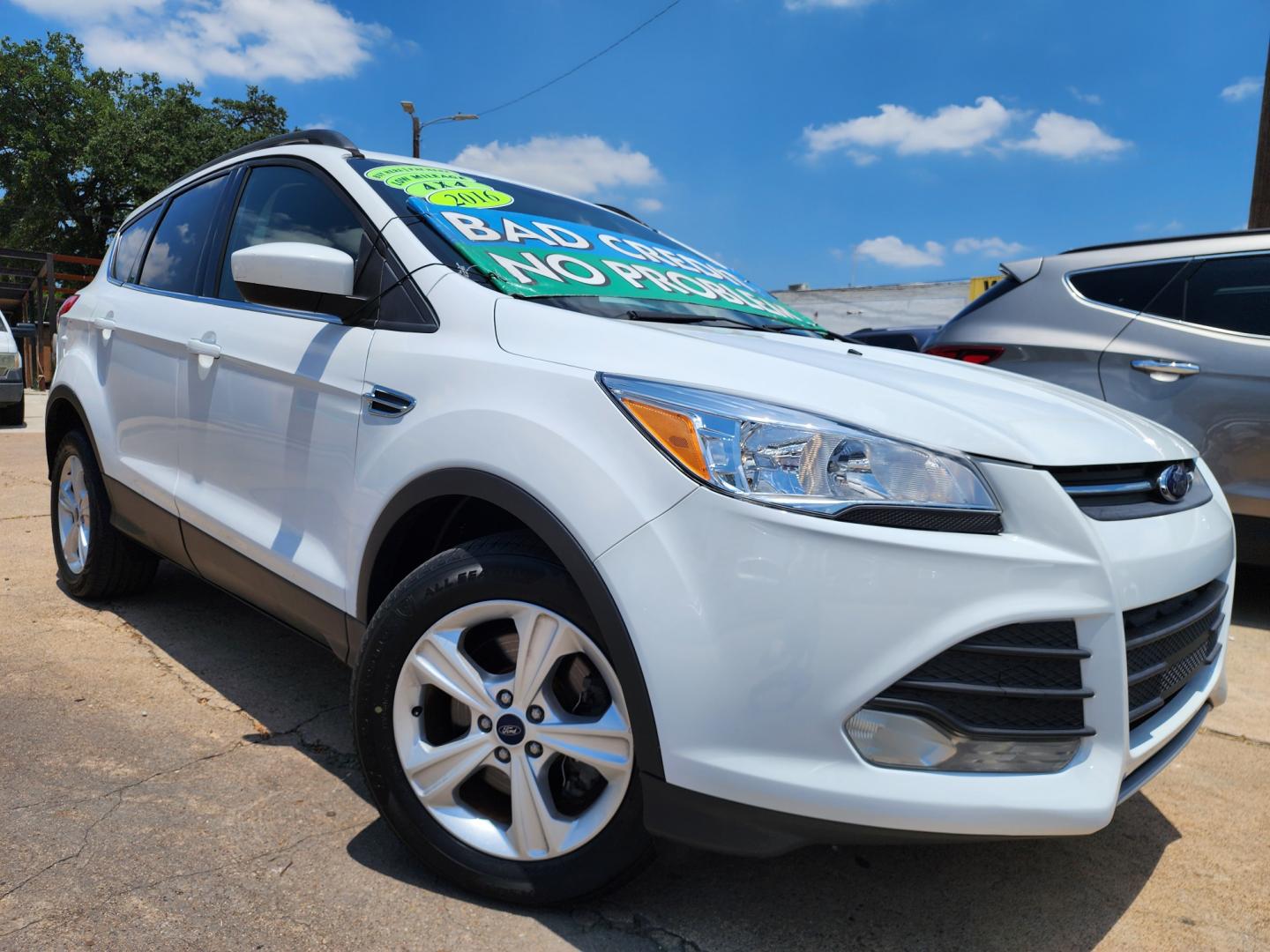 2016 WHITE Ford Escape SE (1FMCU9GX0GU) with an 1.6L L4 DOHC 16V engine, 6-Speed Automatic transmission, located at 2660 S.Garland Avenue, Garland, TX, 75041, (469) 298-3118, 32.885387, -96.656776 - Welcome to DallasAutos4Less, one of the Premier BUY HERE PAY HERE Dealers in the North Dallas Area. We specialize in financing to people with NO CREDIT or BAD CREDIT. We need proof of income, proof of residence, and a ID. Come buy your new car from us today!! This is a Super Clean 2016 FORD ESCAP - Photo#0