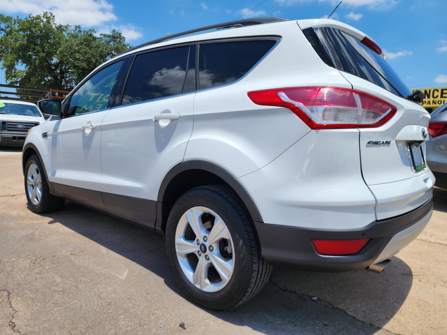 2016 WHITE Ford Escape SE (1FMCU9GX0GU) with an 1.6L L4 DOHC 16V engine, 6-Speed Automatic transmission, located at 2660 S.Garland Avenue, Garland, TX, 75041, (469) 298-3118, 32.885387, -96.656776 - Photo#5