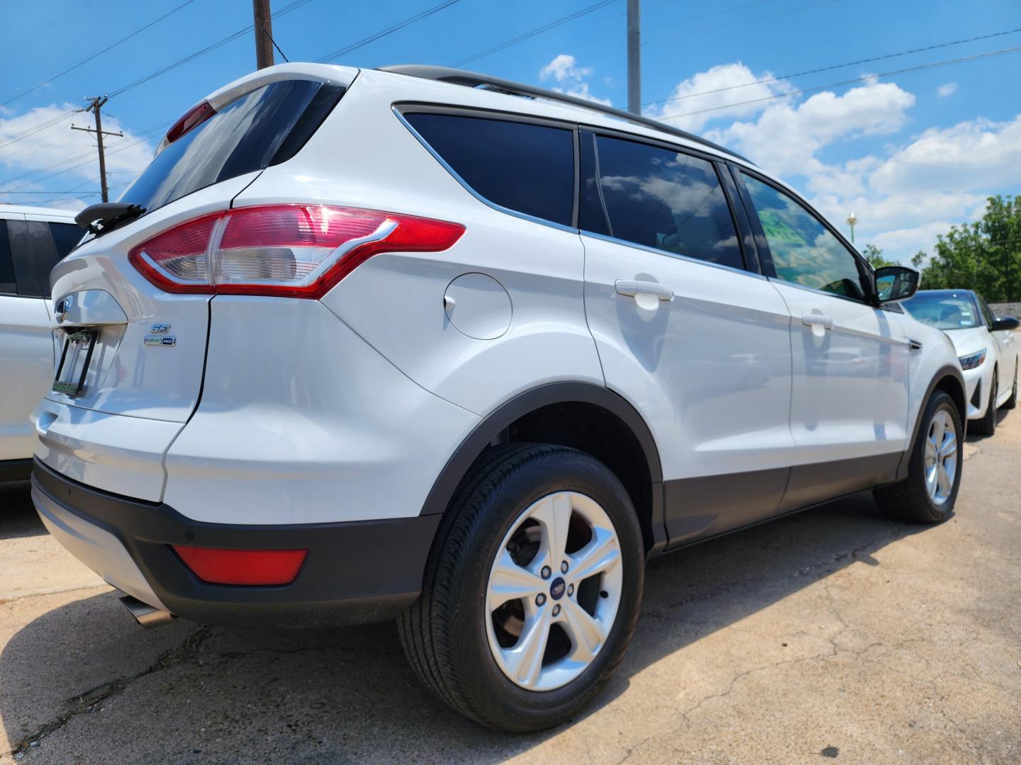 2016 WHITE Ford Escape SE (1FMCU9GX0GU) with an 1.6L L4 DOHC 16V engine, 6-Speed Automatic transmission, located at 2660 S.Garland Avenue, Garland, TX, 75041, (469) 298-3118, 32.885387, -96.656776 - Welcome to DallasAutos4Less, one of the Premier BUY HERE PAY HERE Dealers in the North Dallas Area. We specialize in financing to people with NO CREDIT or BAD CREDIT. We need proof of income, proof of residence, and a ID. Come buy your new car from us today!! This is a Super Clean 2016 FORD ESCAP - Photo#3